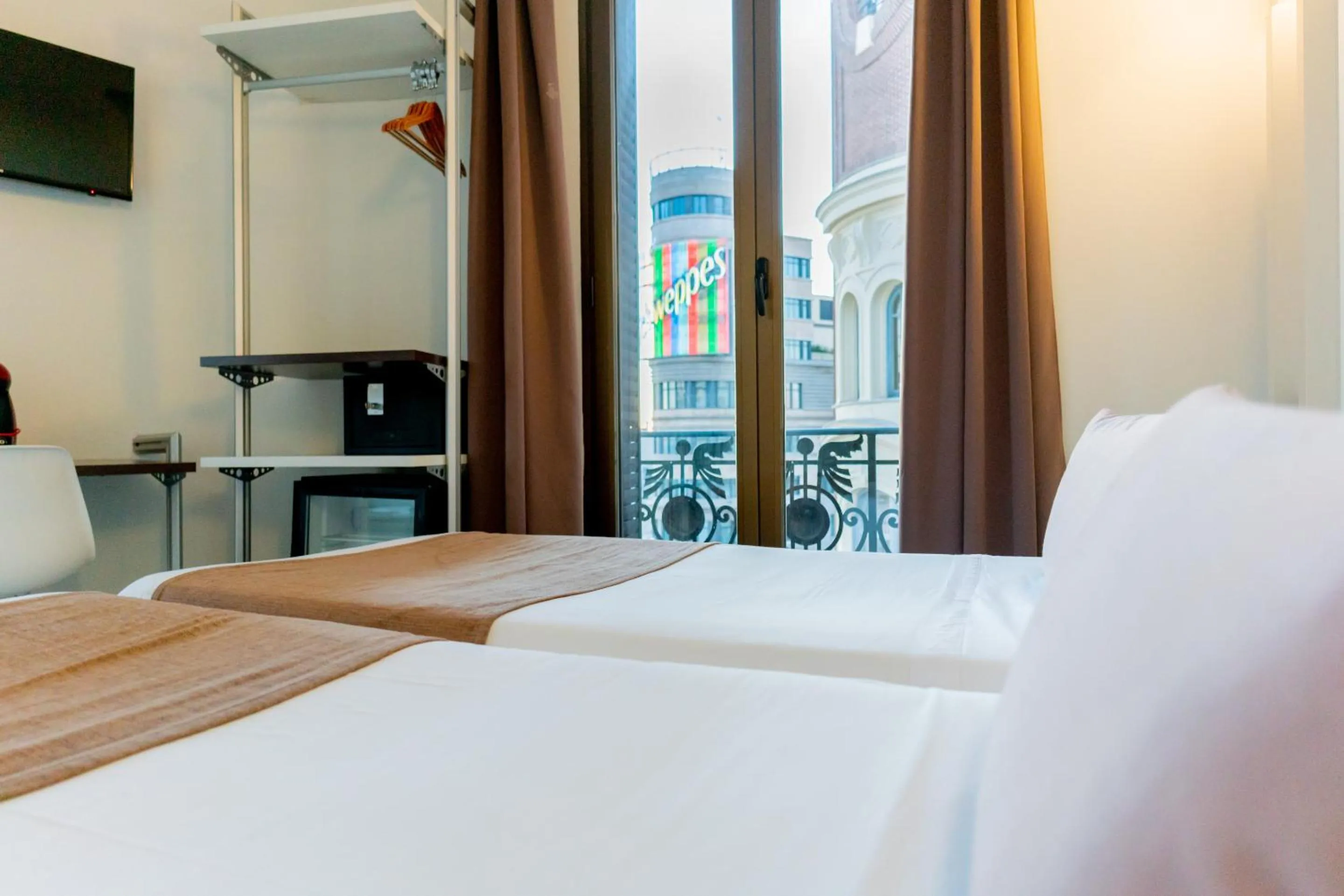 Bedroom, Bed in Hostal Gran Via 44