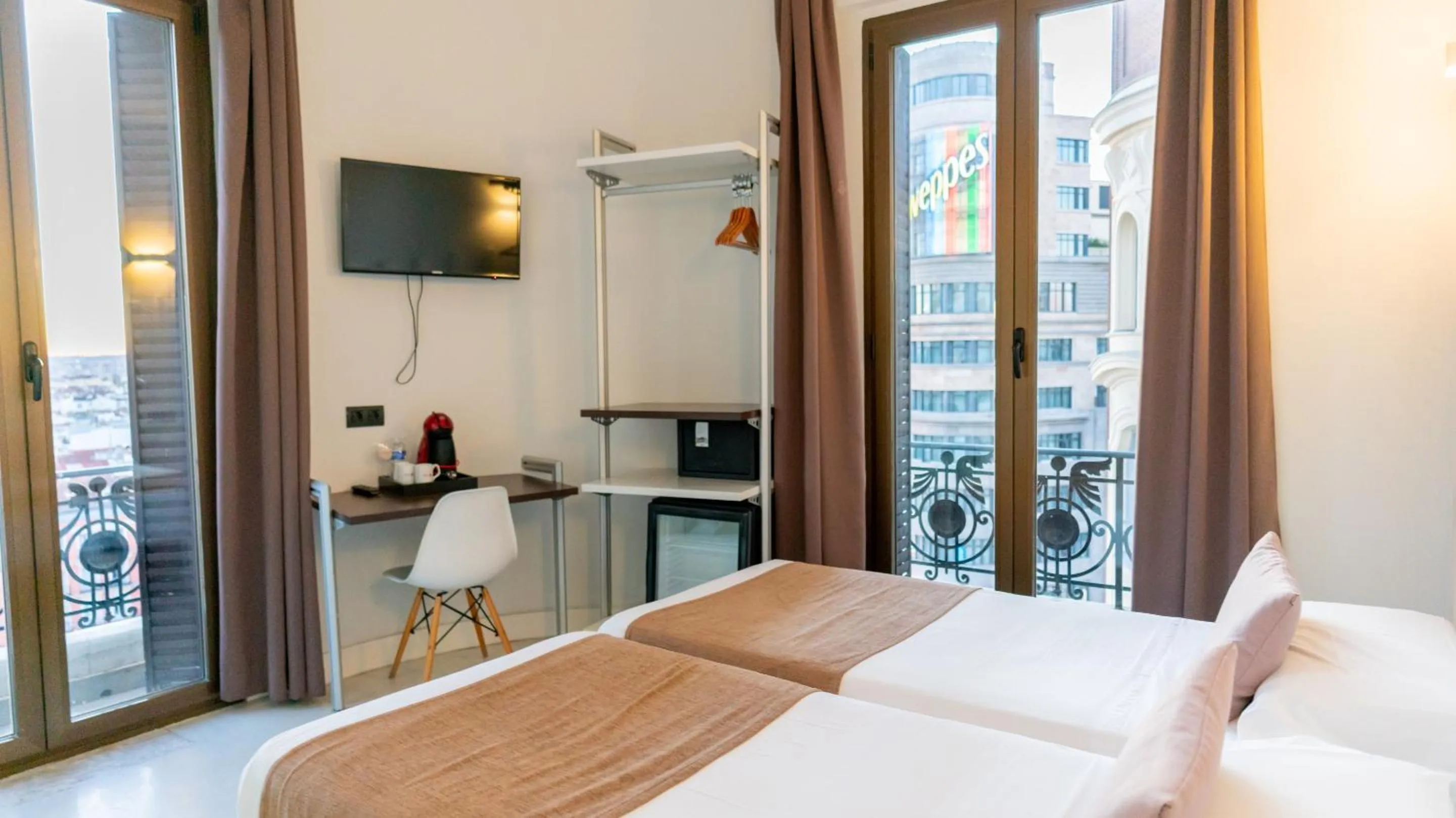 Bedroom, Bed in Hostal Gran Via 44