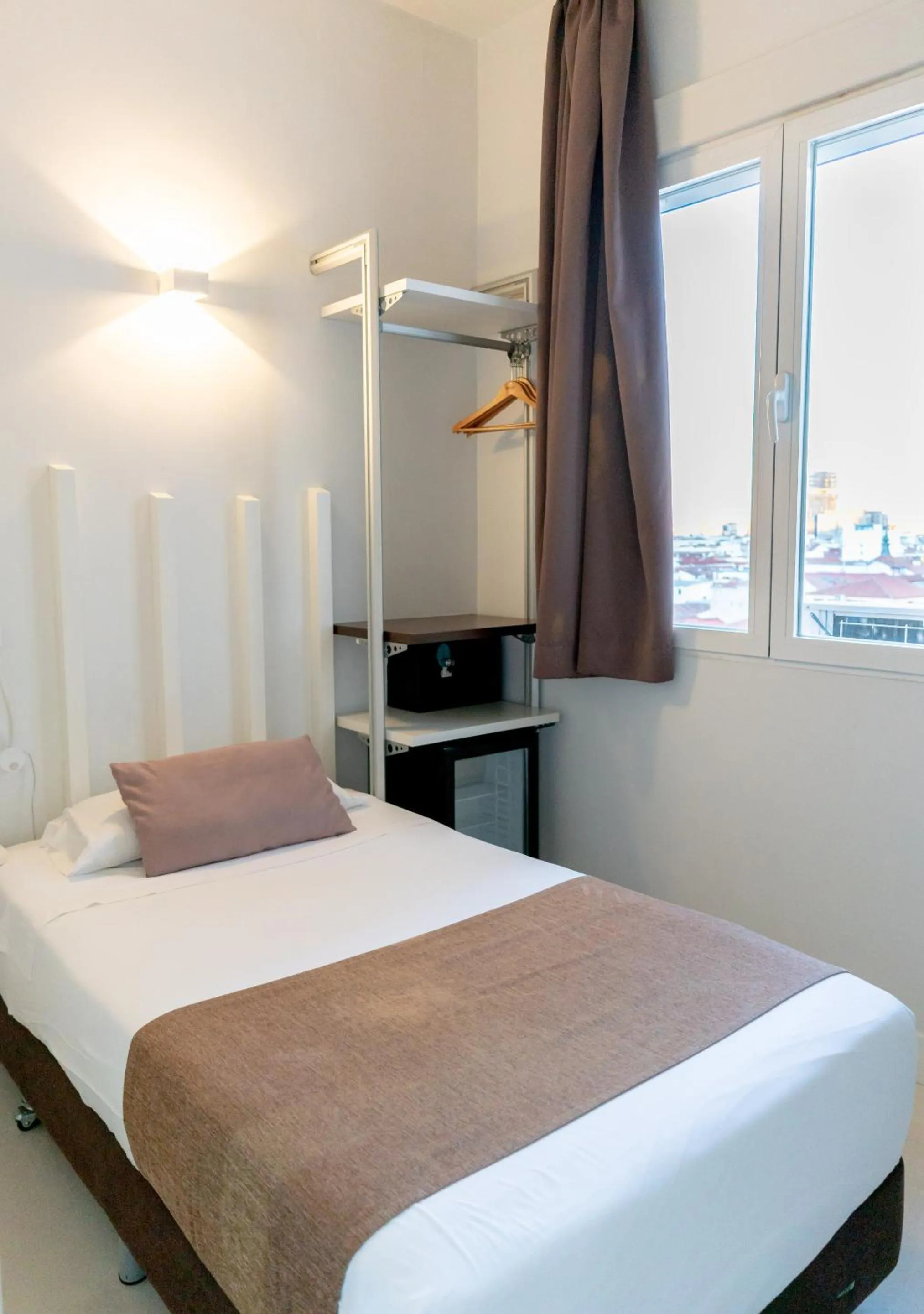 Bedroom, Bed in Hostal Gran Via 44