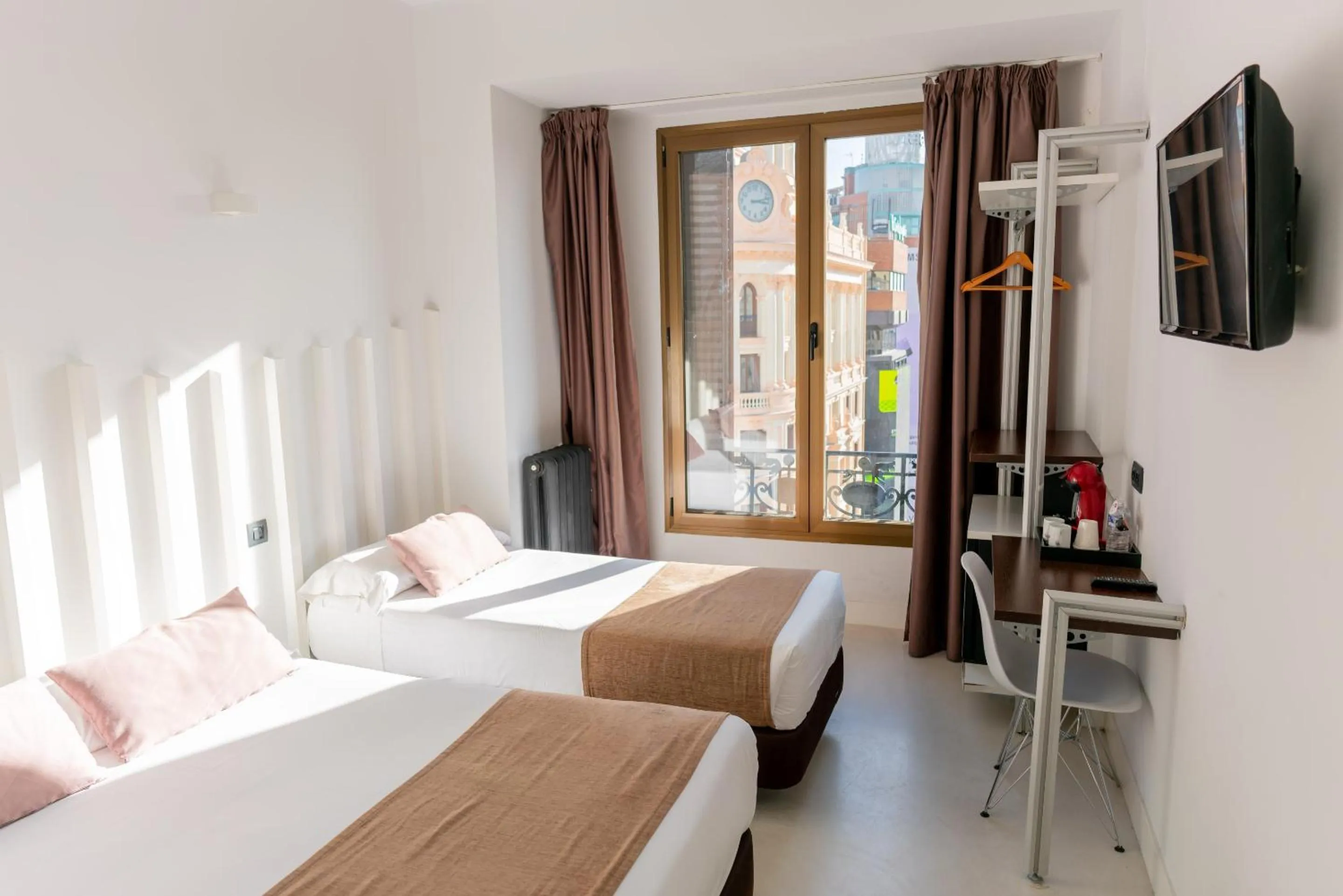 Bedroom, Bed in Hostal Gran Via 44