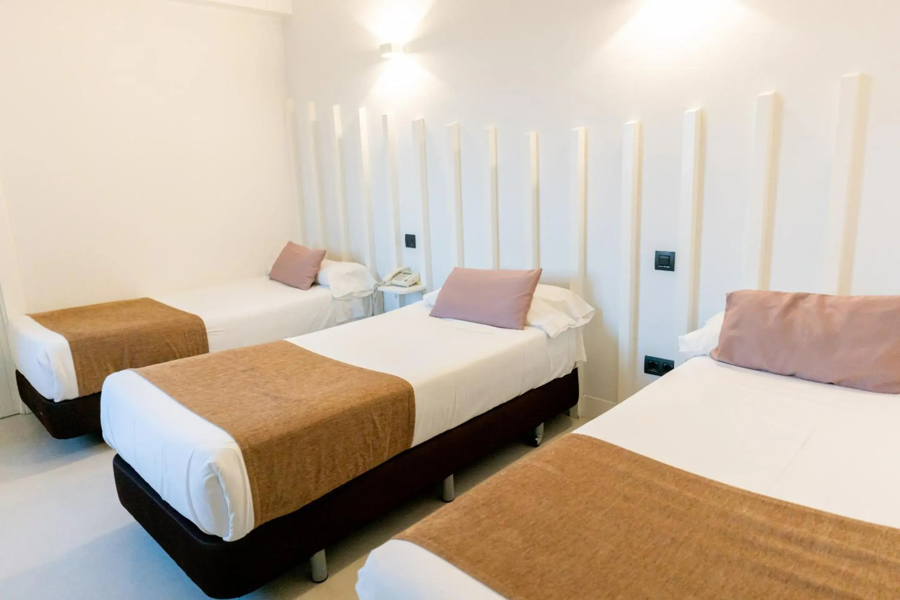 Basic Triple Room in Hostal Gran Via 44 Basic Triple Room in Hostal Gran Via 44