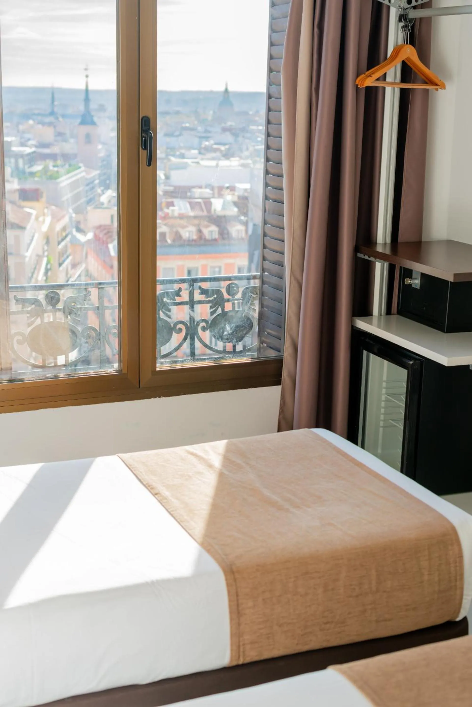 Bedroom, Bed in Hostal Gran Via 44