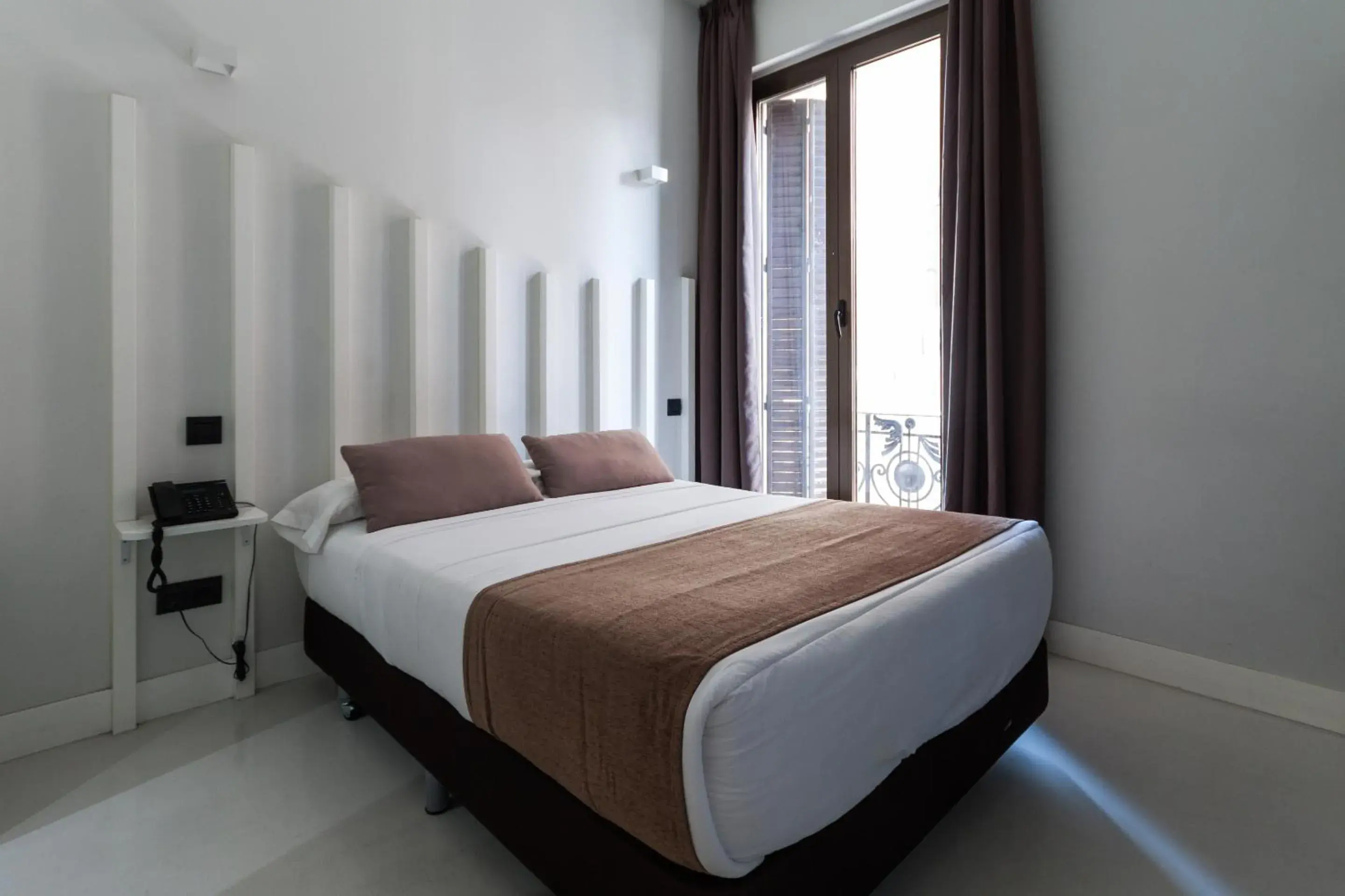 Double Room with Private Bathroom in Hostal Gran Via 44 Double Room with Private Bathroom in Hostal Gran Via 44
