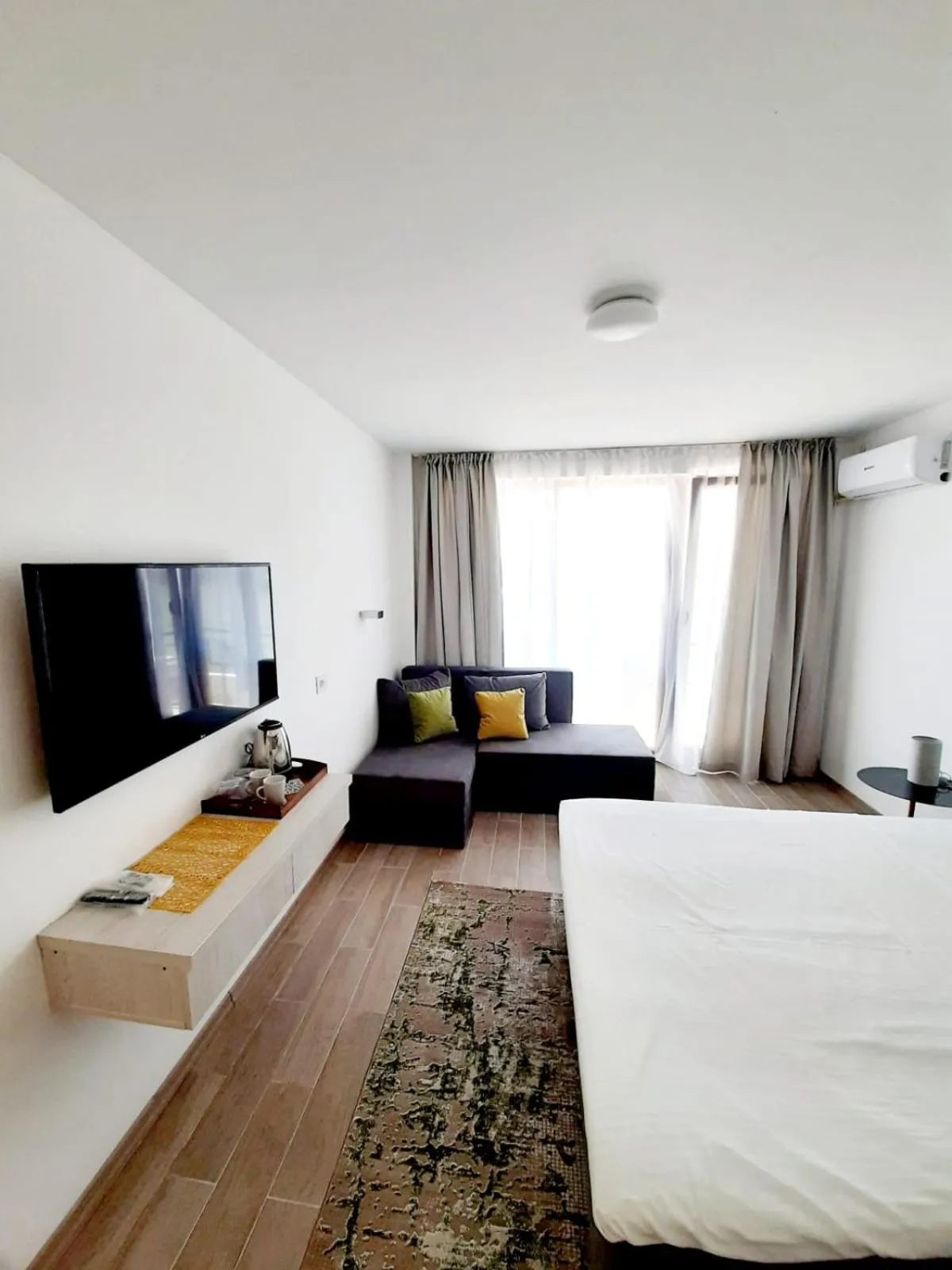 TV and multimedia, Bed in Adriano pe plaja Belona