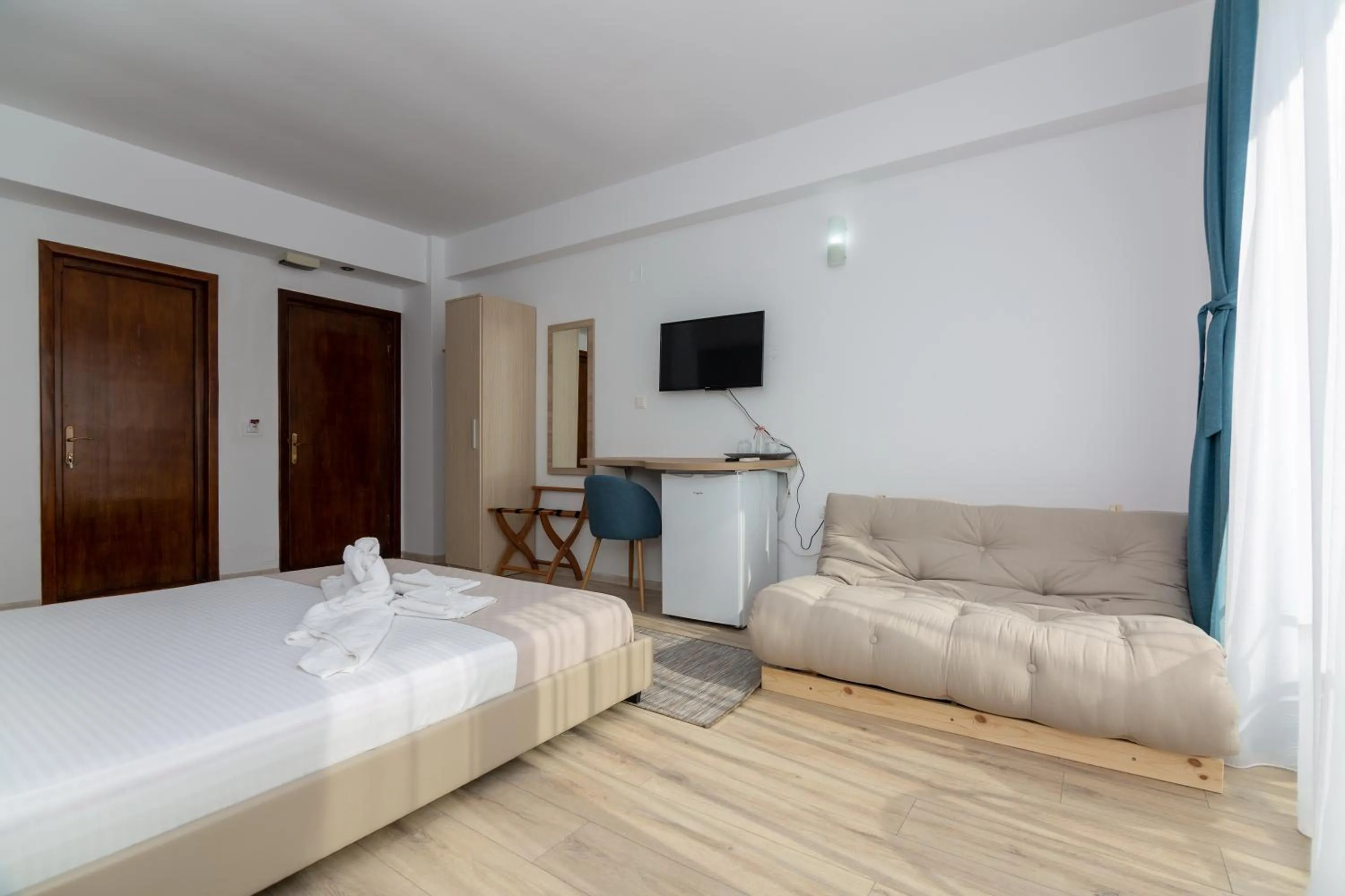 TV and multimedia, Bed in Adriano pe plaja Belona