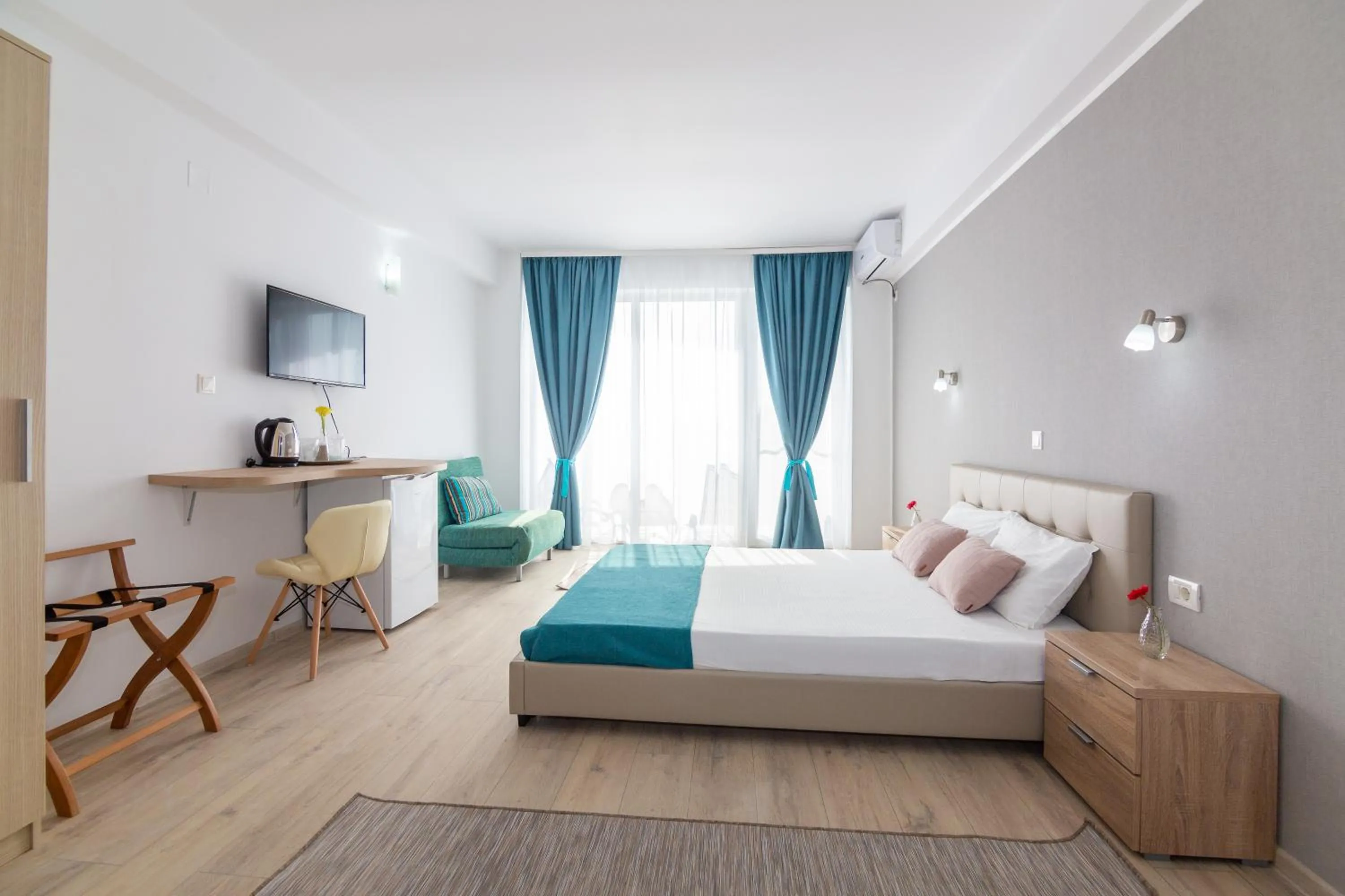 TV and multimedia, Bed in Adriano pe plaja Belona