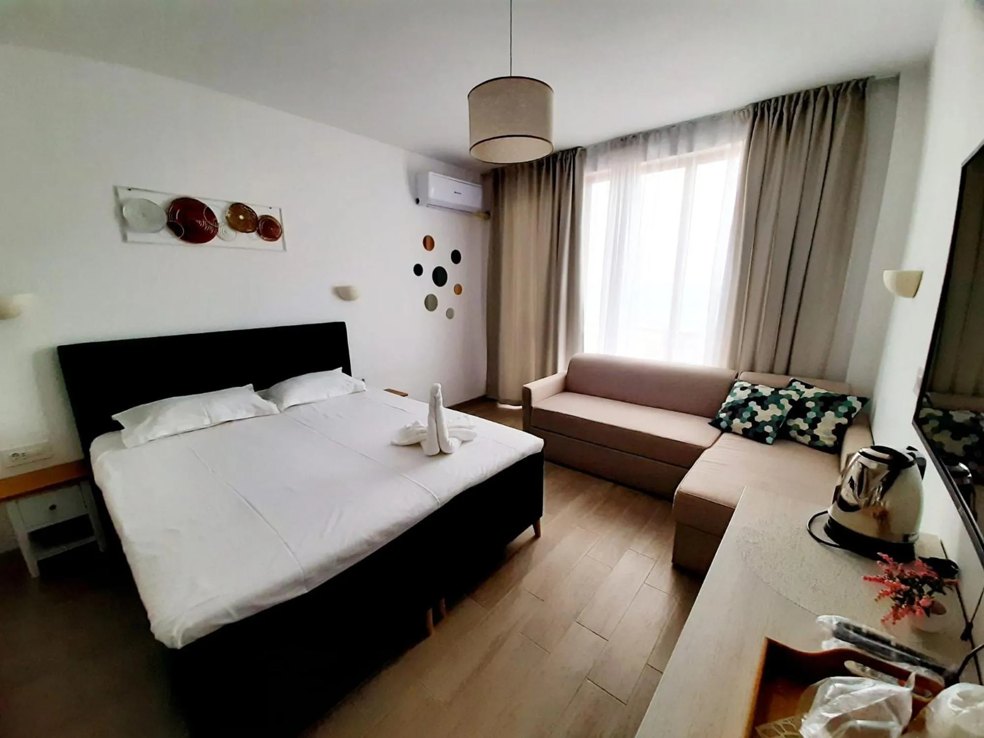 TV and multimedia, Bed in Adriano pe plaja Belona
