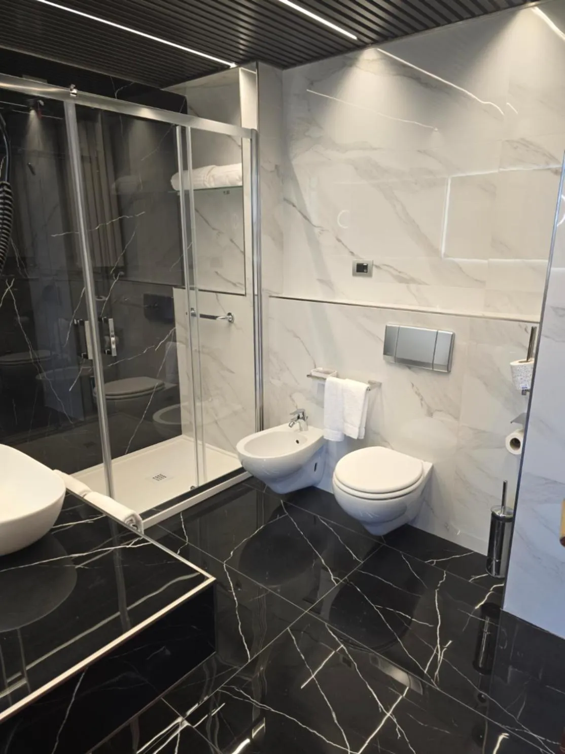 Shower in Grand Hotel Europa