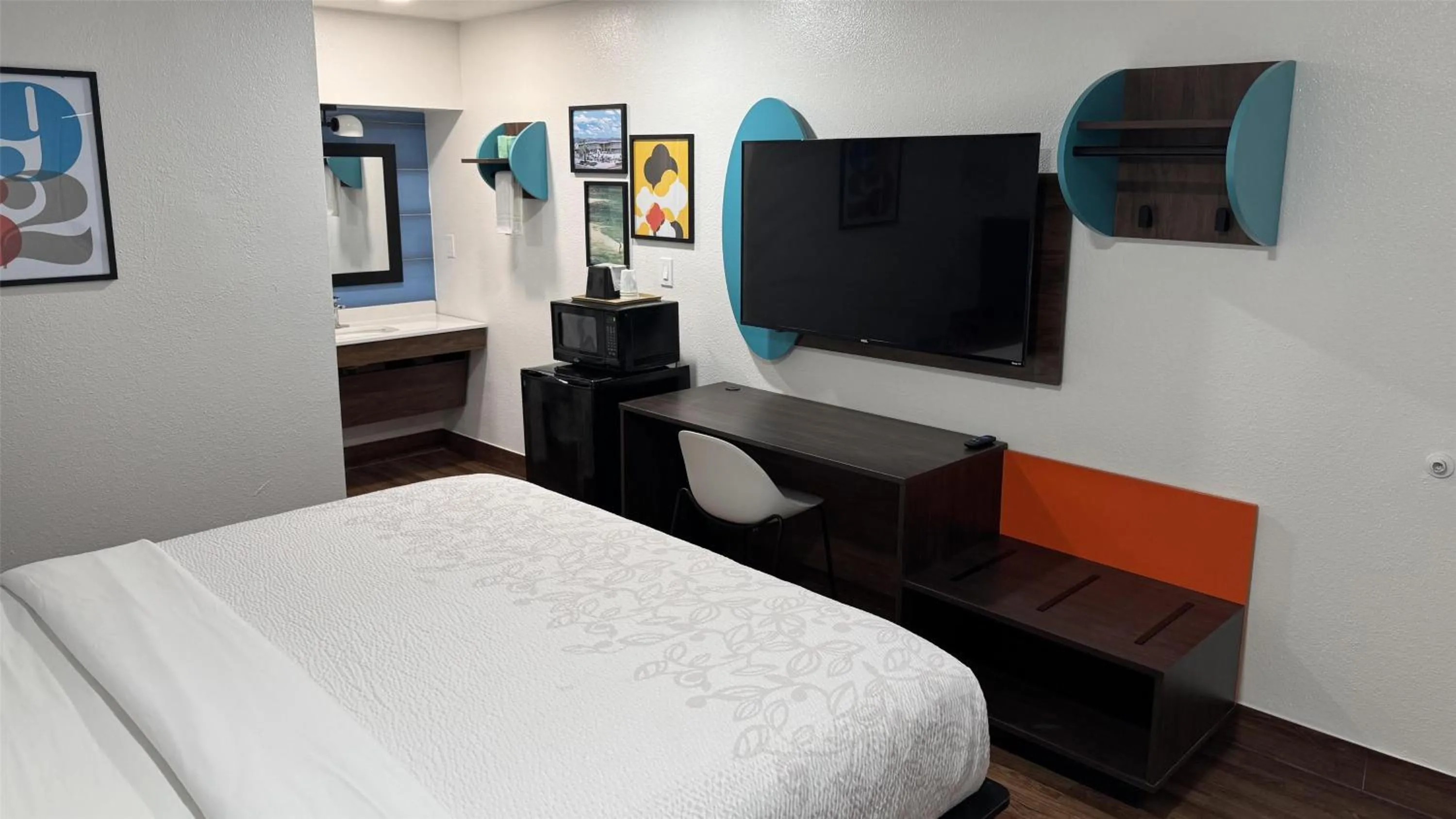 Bedroom, Bed in Motel 6 Galveston, TX Seawall