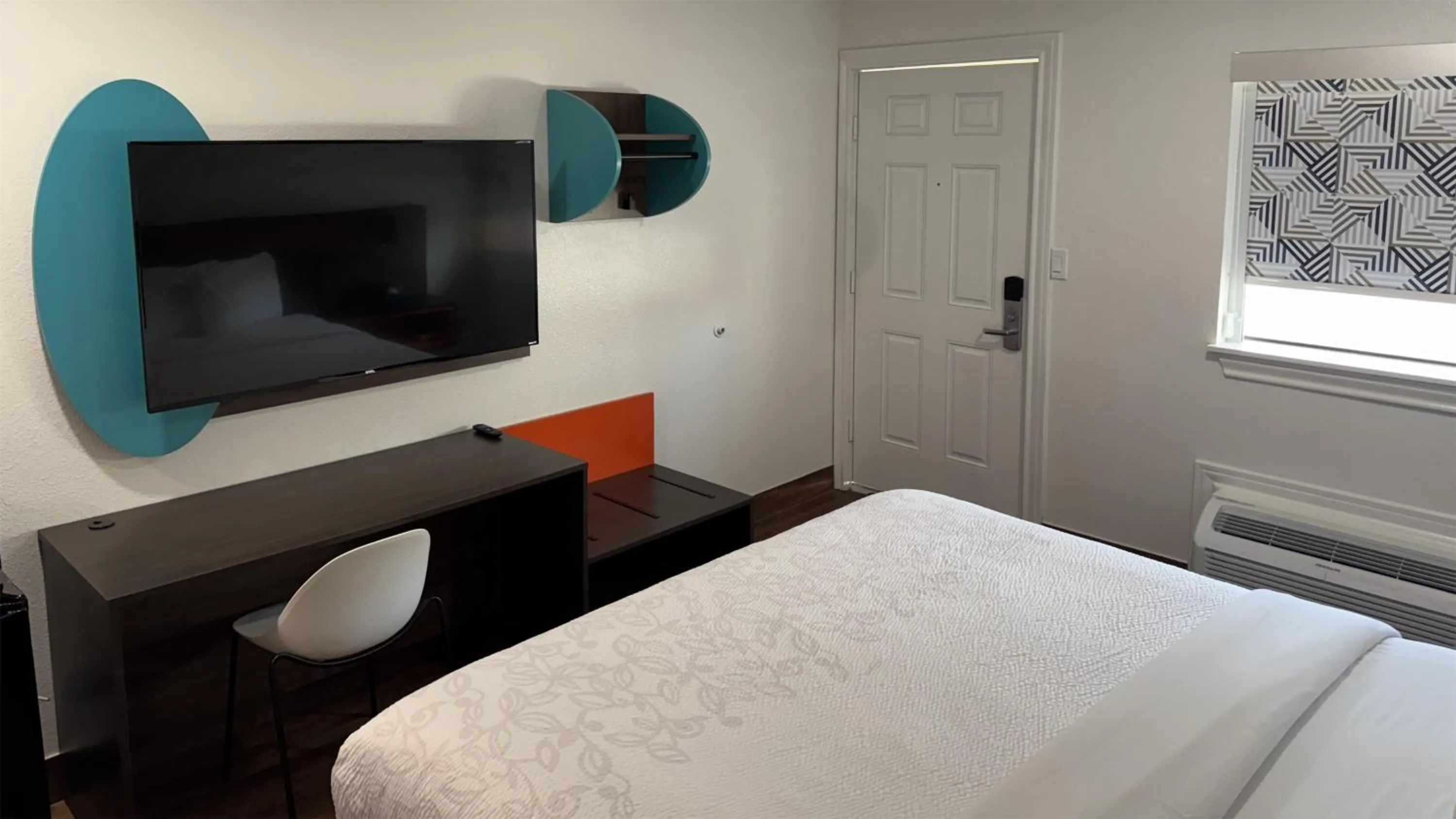 Bedroom, Bed in Motel 6 Galveston, TX Seawall