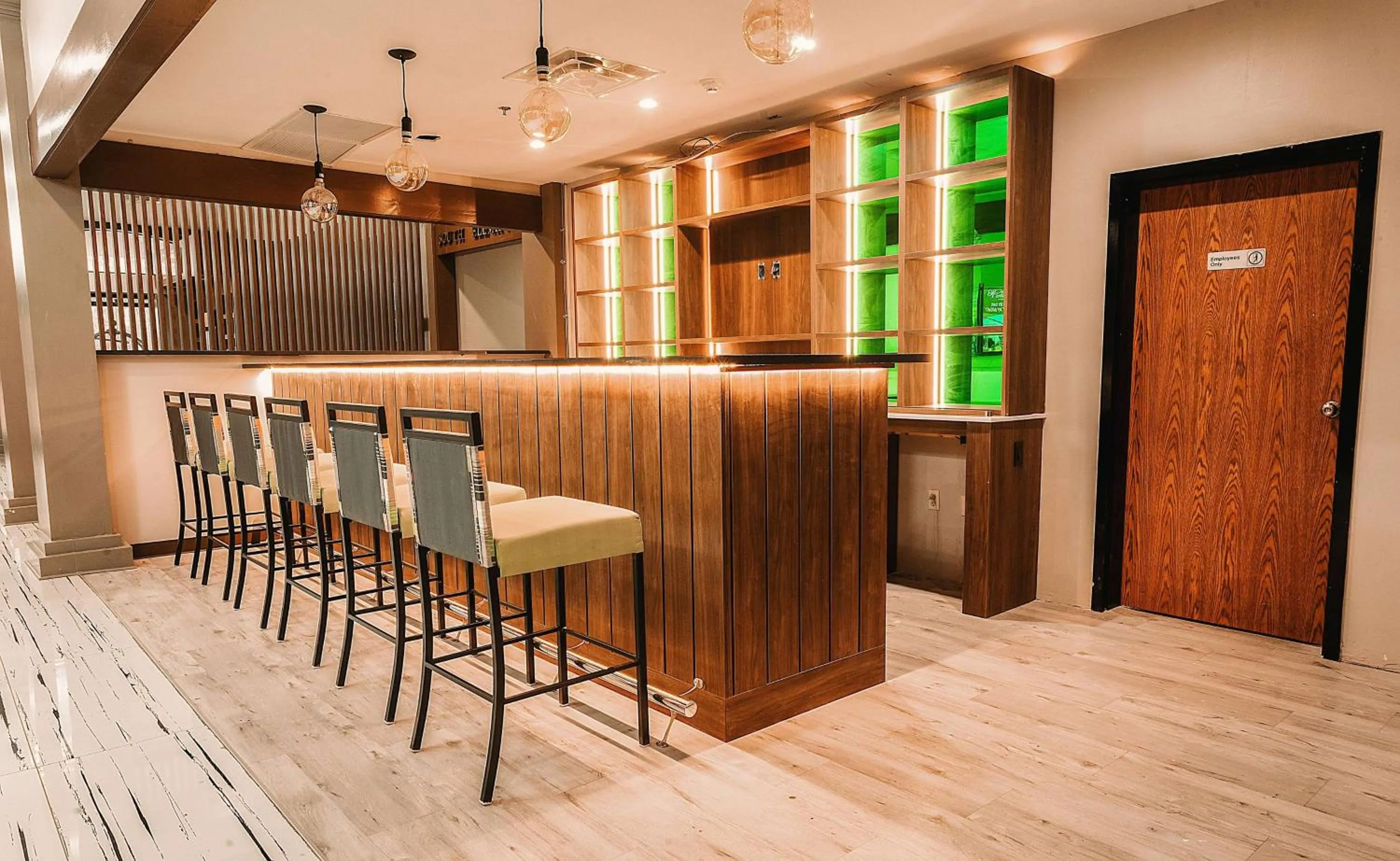 Lounge or bar in Wyndham Garden Williamsburg Busch Gardens Area