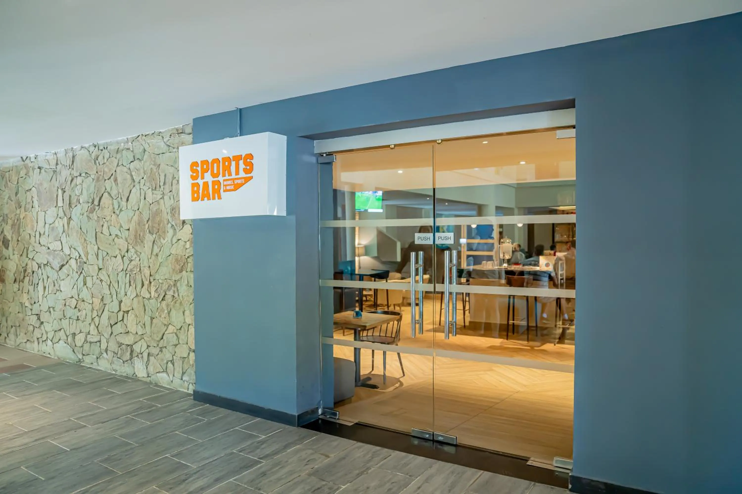 Nightclub / DJ in Coral Costa Caribe Beach Resort - All Inclusive