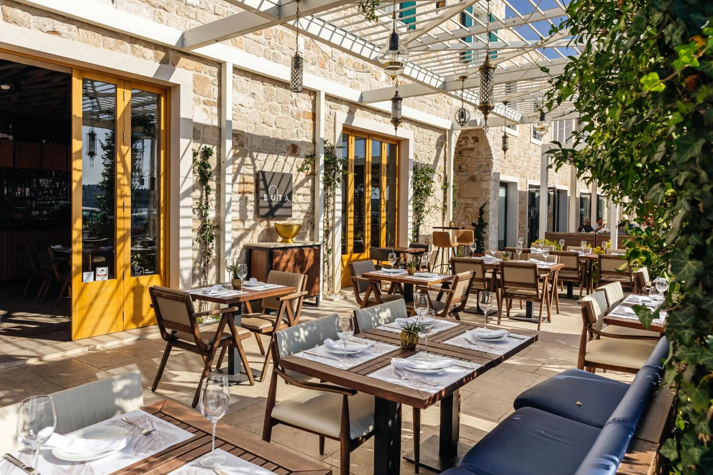 Breakfast in Palace Divnic by Armerun Heritage Hotel
