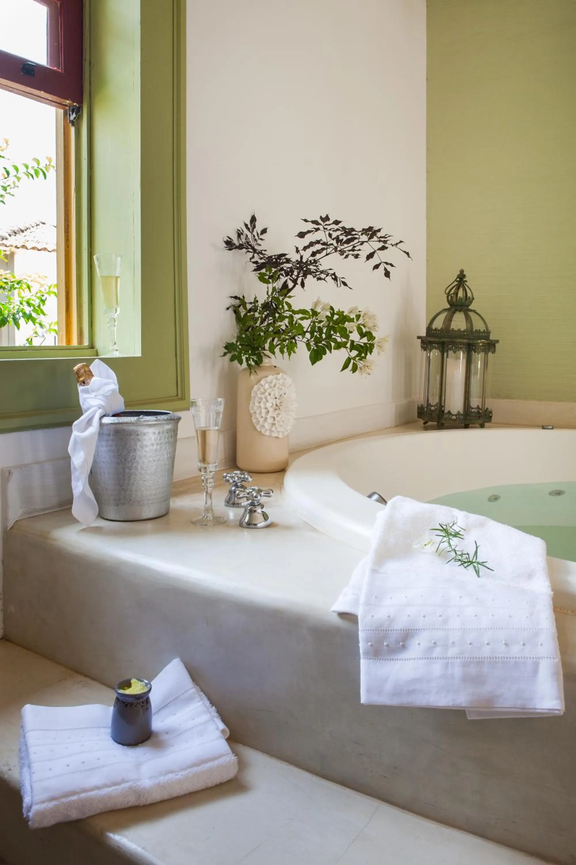 Hot Tub, Bed in Pousada Pequena Tiradentes