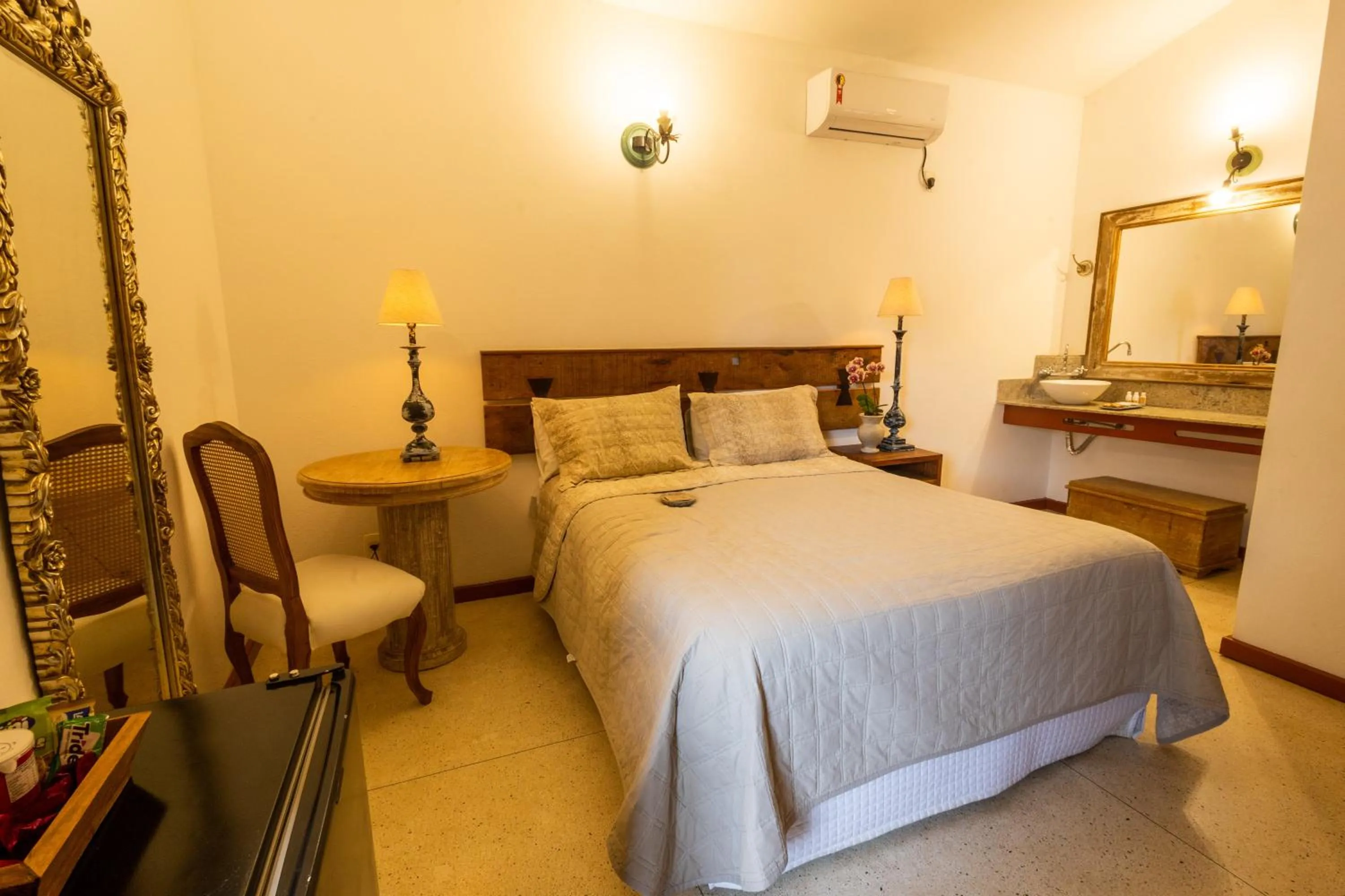 Photo of the whole room, Bed in Pousada Pequena Tiradentes