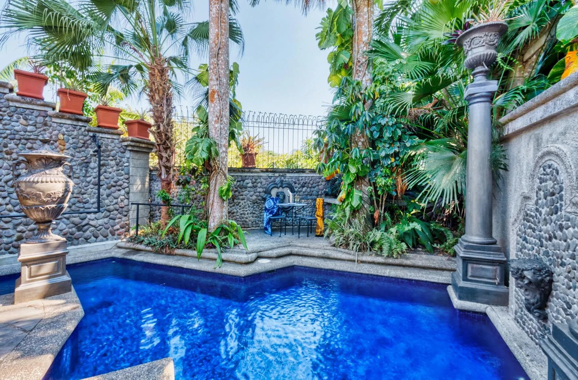 Pool view in Hotel Villa Caletas