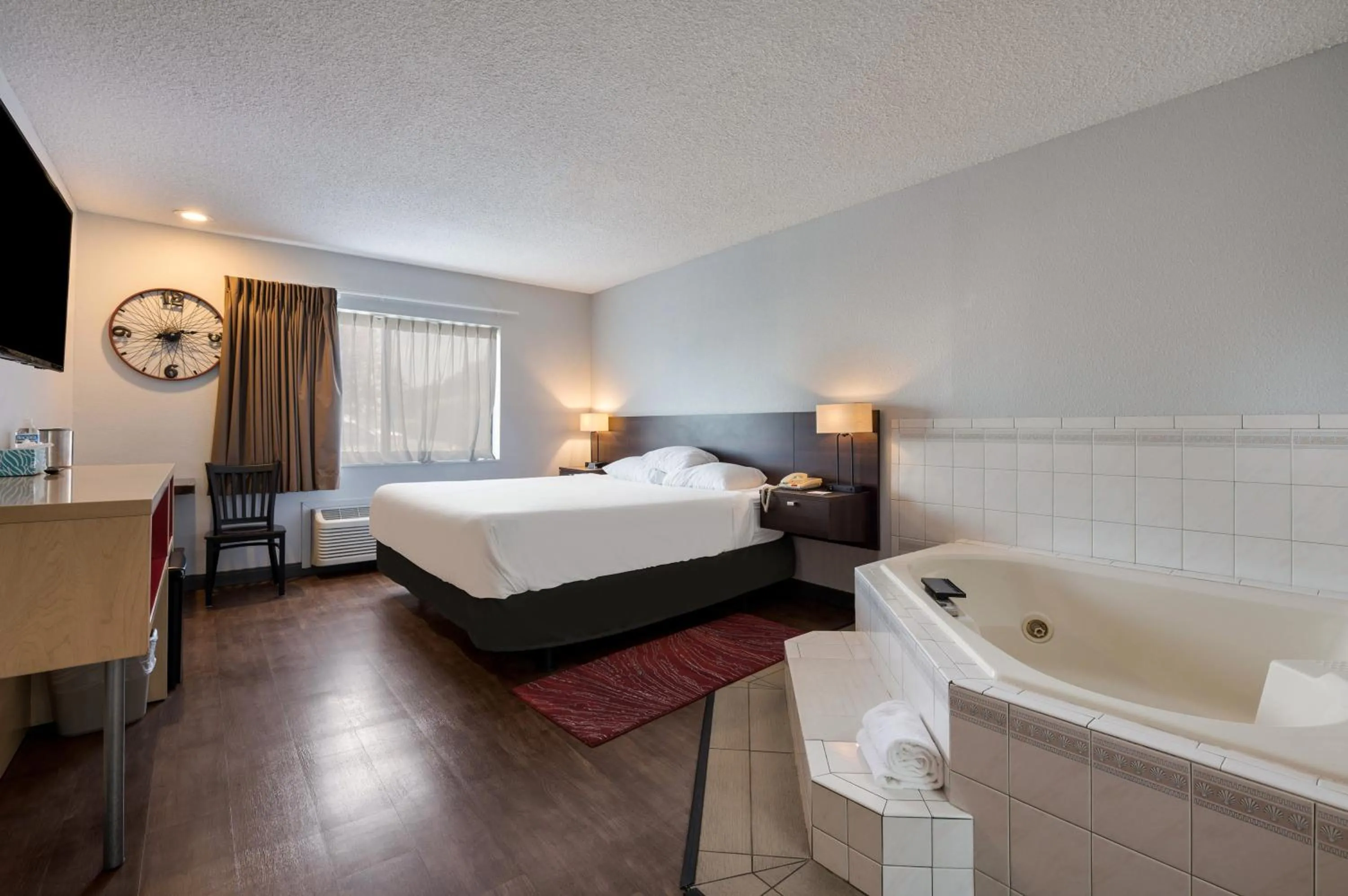 Photo of the whole room, Bed in Red Lion Inn & Suites Ontario