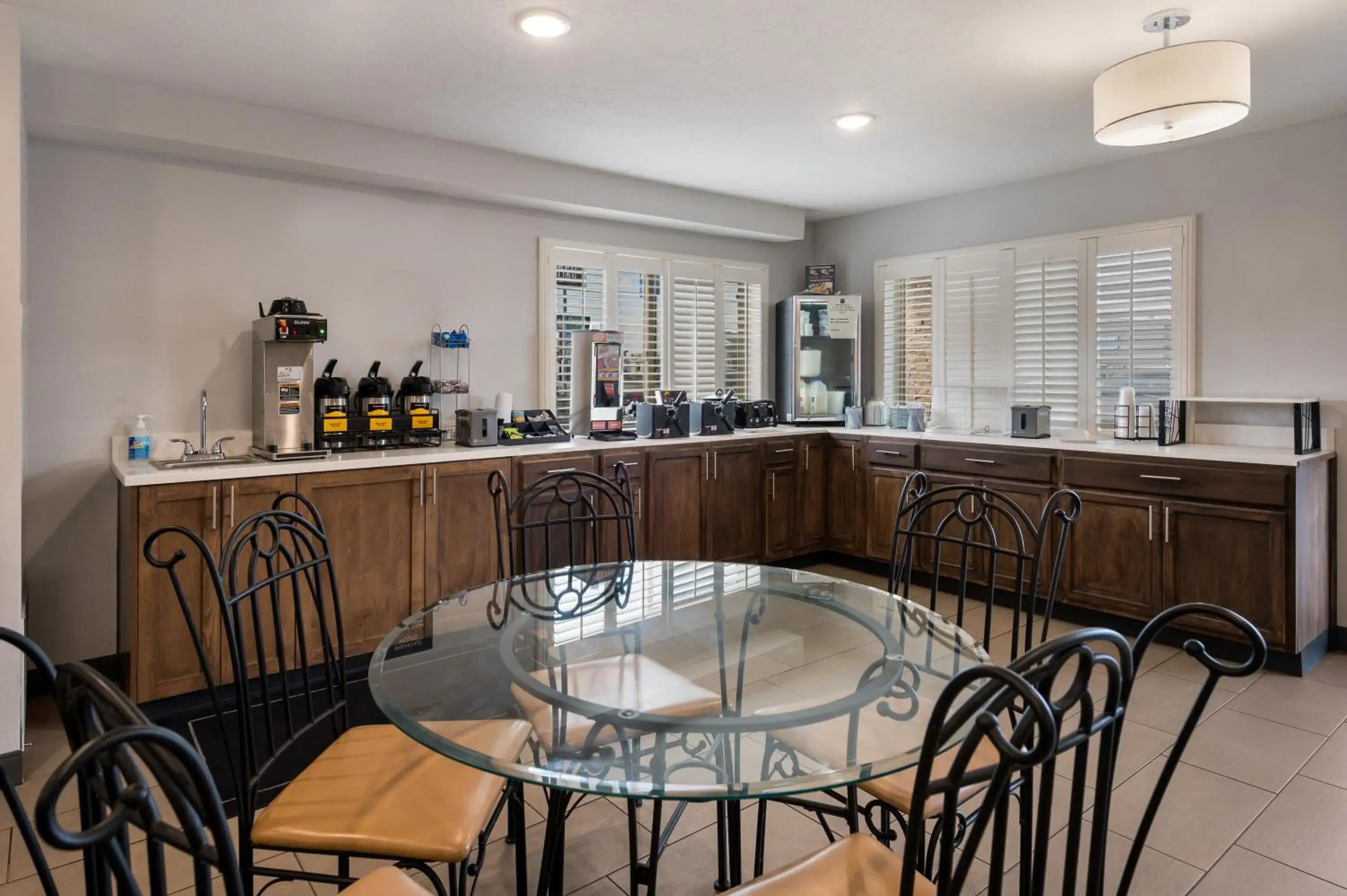 Breakfast in Red Lion Inn & Suites Ontario Breakfast in Red Lion Inn & Suites Ontario