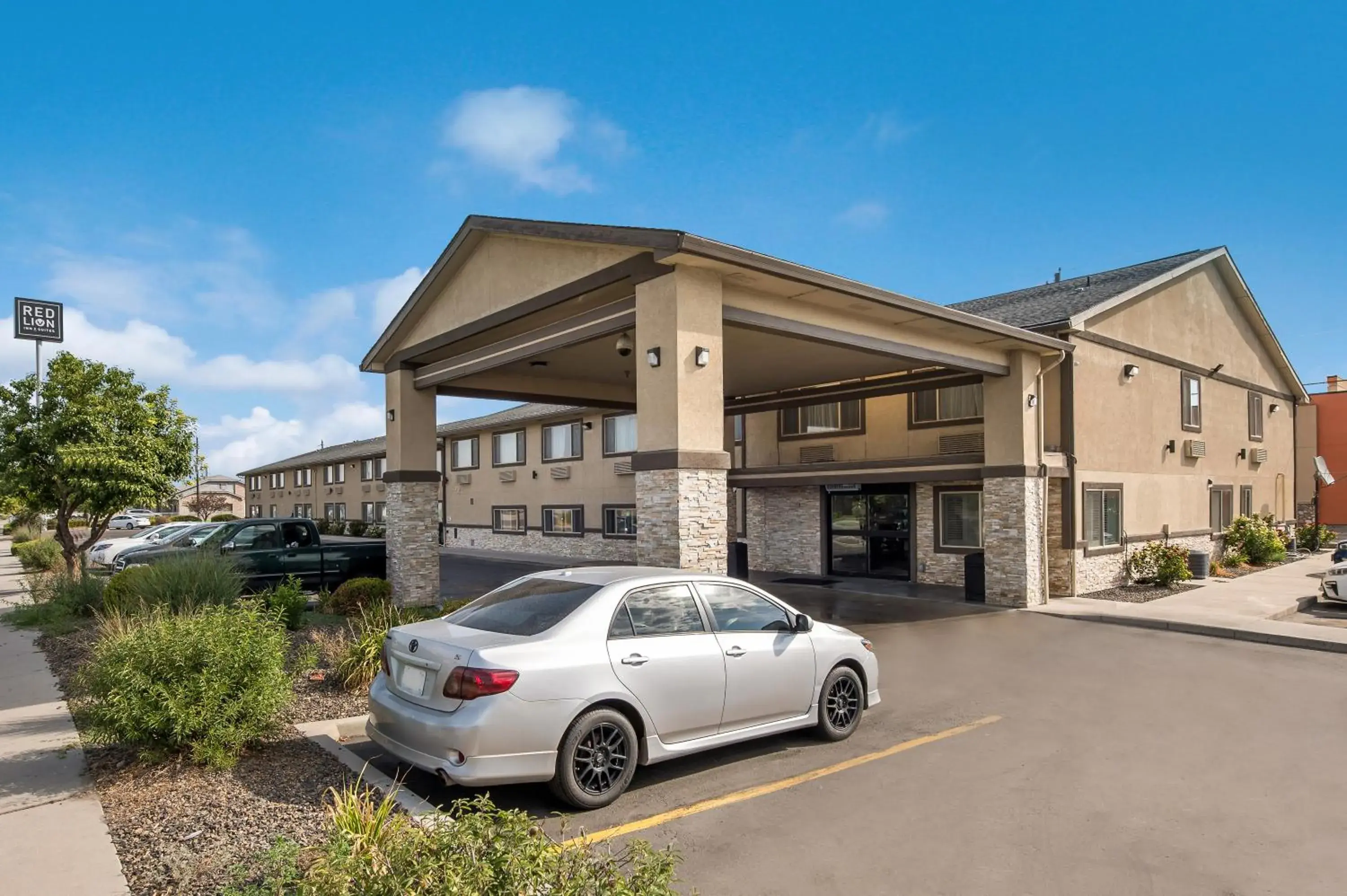 Property building in Red Lion Inn & Suites Ontario Property building in Red Lion Inn & Suites Ontario