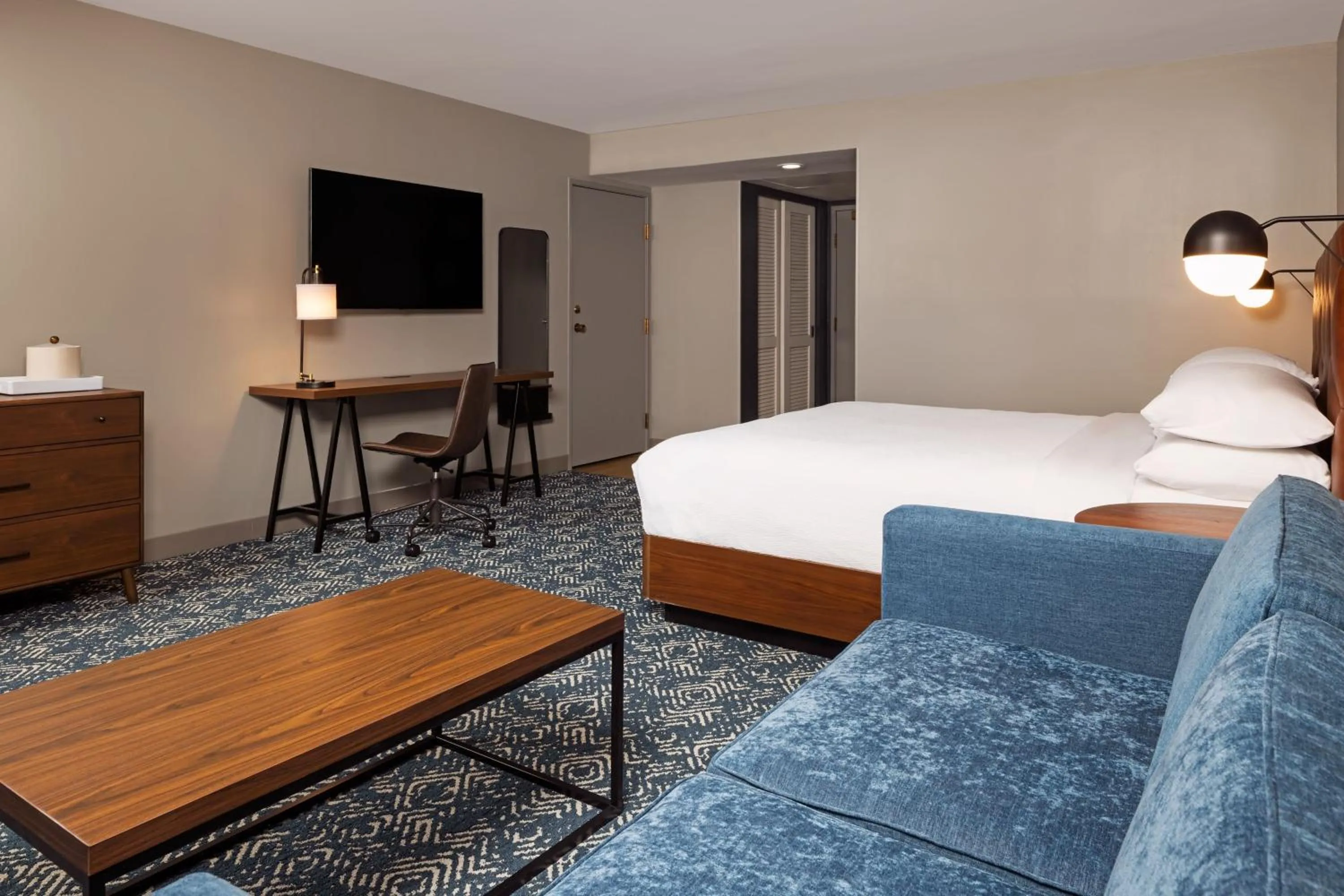 Photo of the whole room, Bed in Four Points by Sheraton Bakersfield