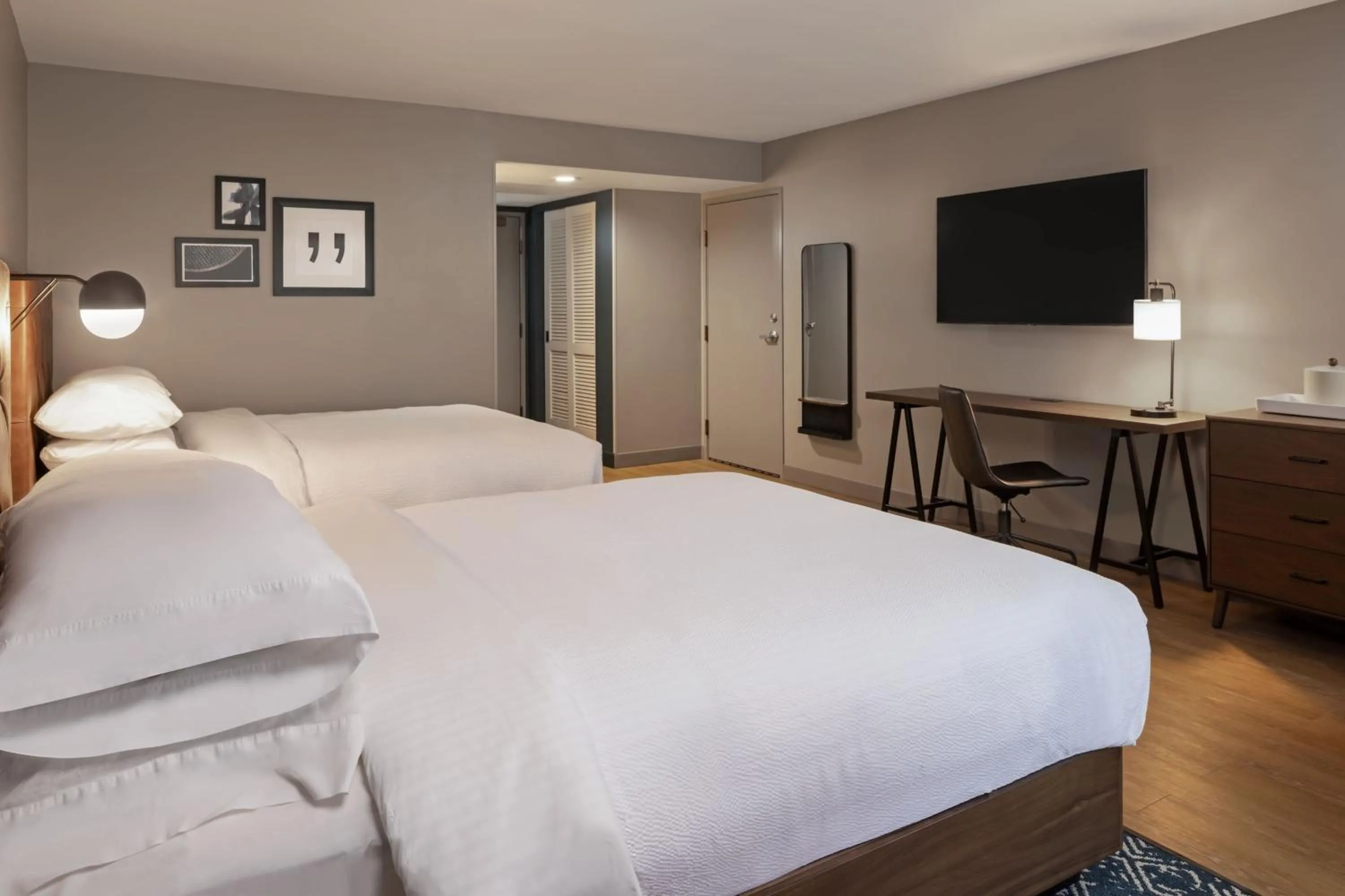 Photo of the whole room, Bed in Four Points by Sheraton Bakersfield