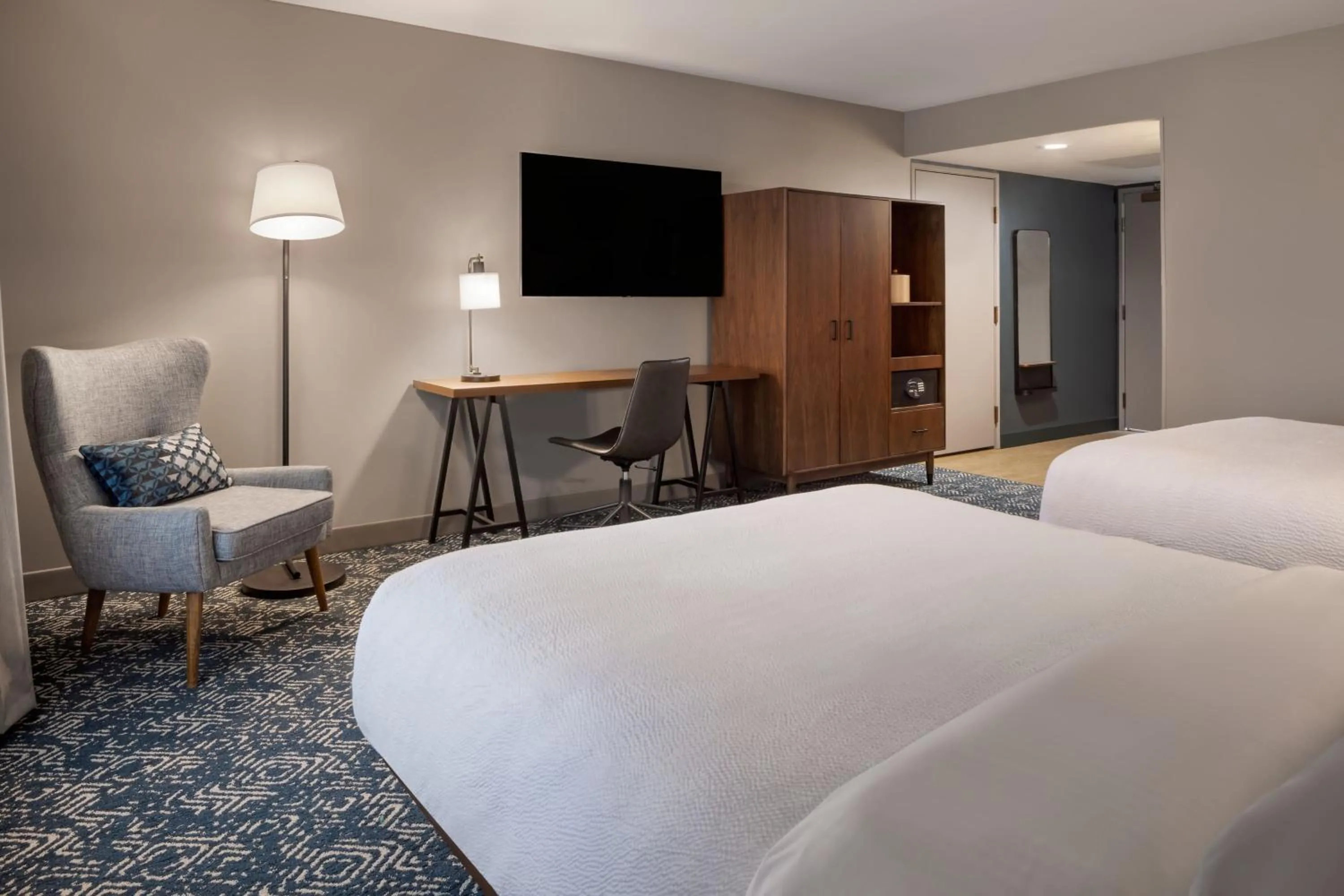 Photo of the whole room, Bed in Four Points by Sheraton Bakersfield