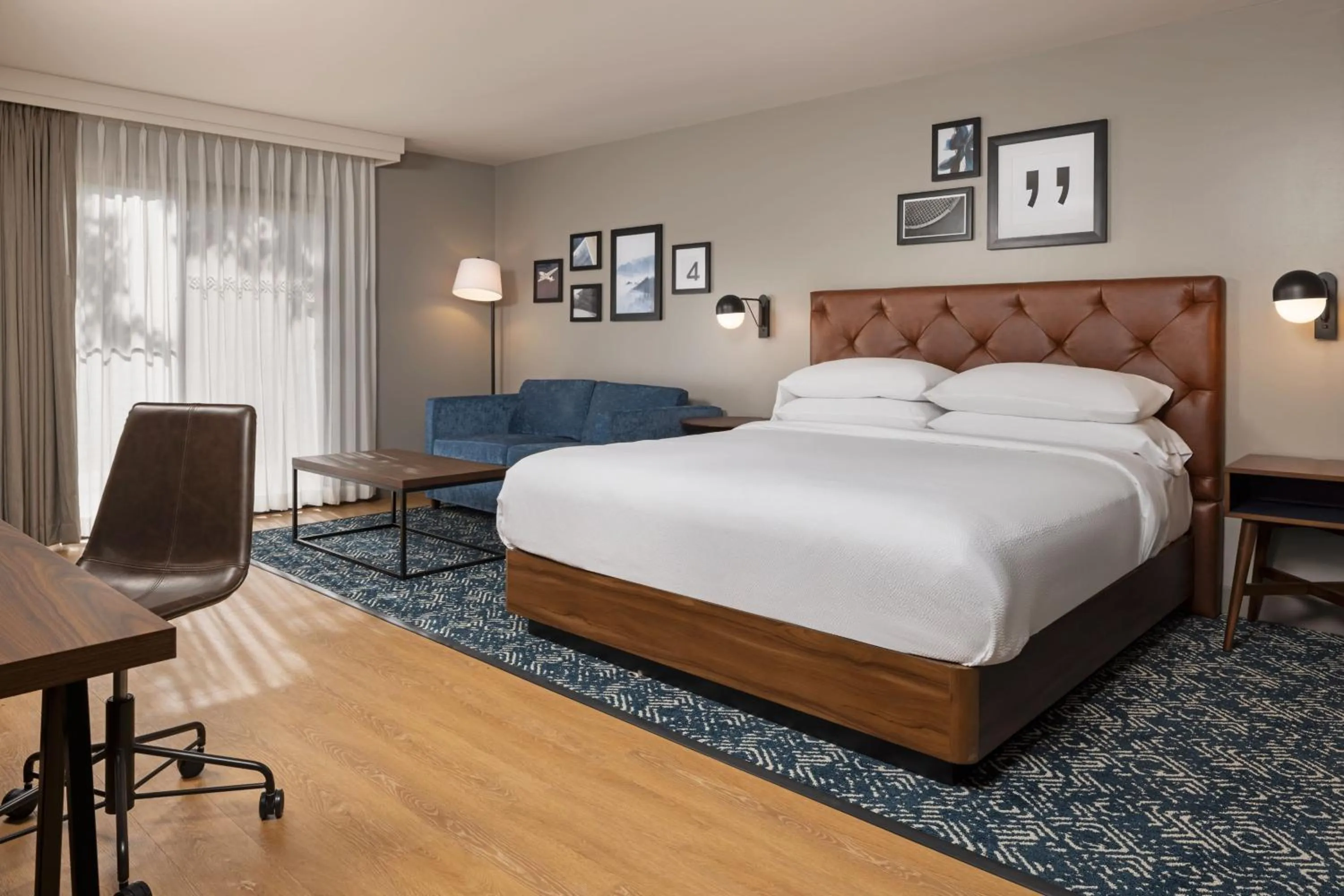 Photo of the whole room, Bed in Four Points by Sheraton Bakersfield