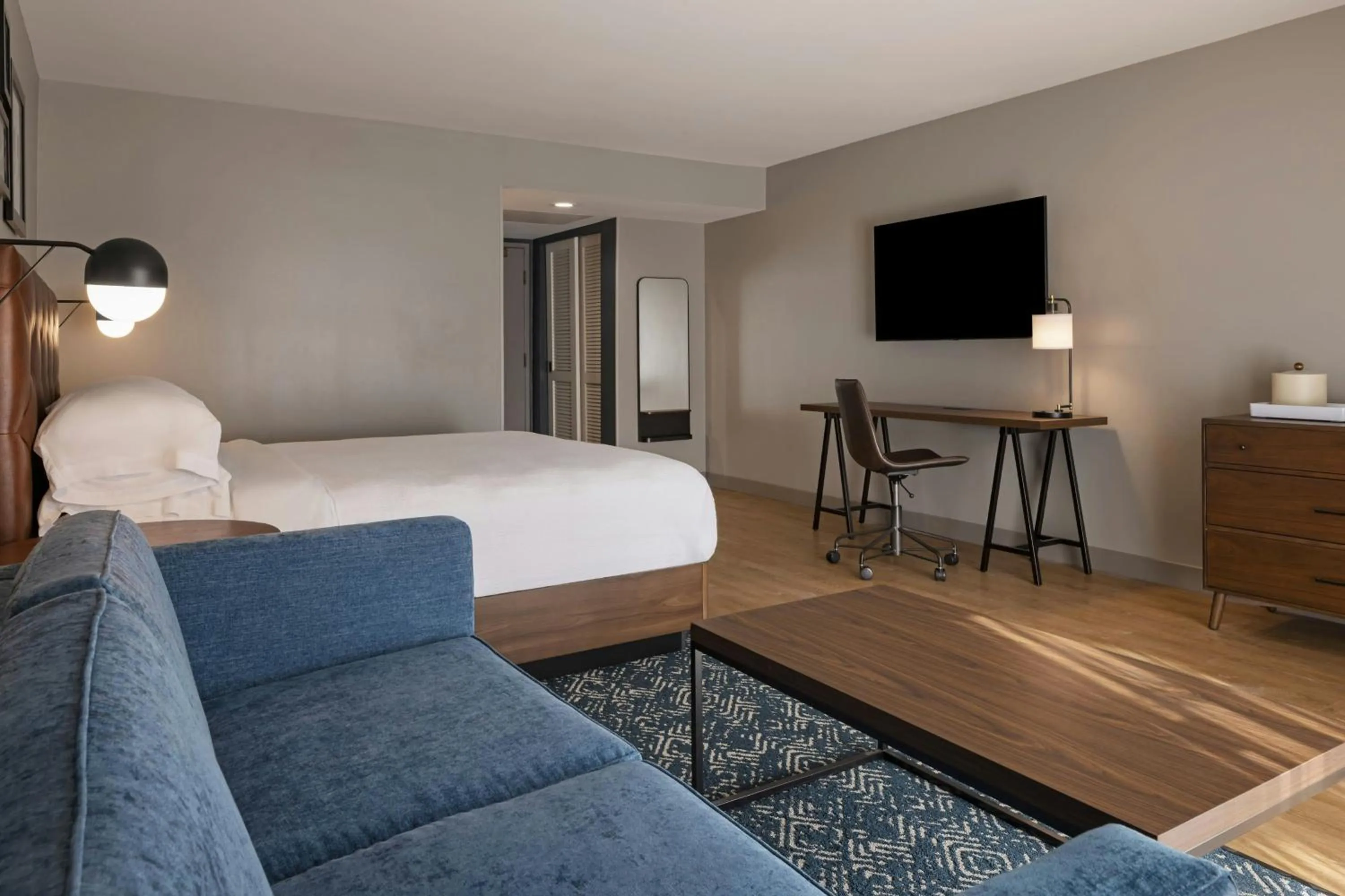 Photo of the whole room, Bed in Four Points by Sheraton Bakersfield