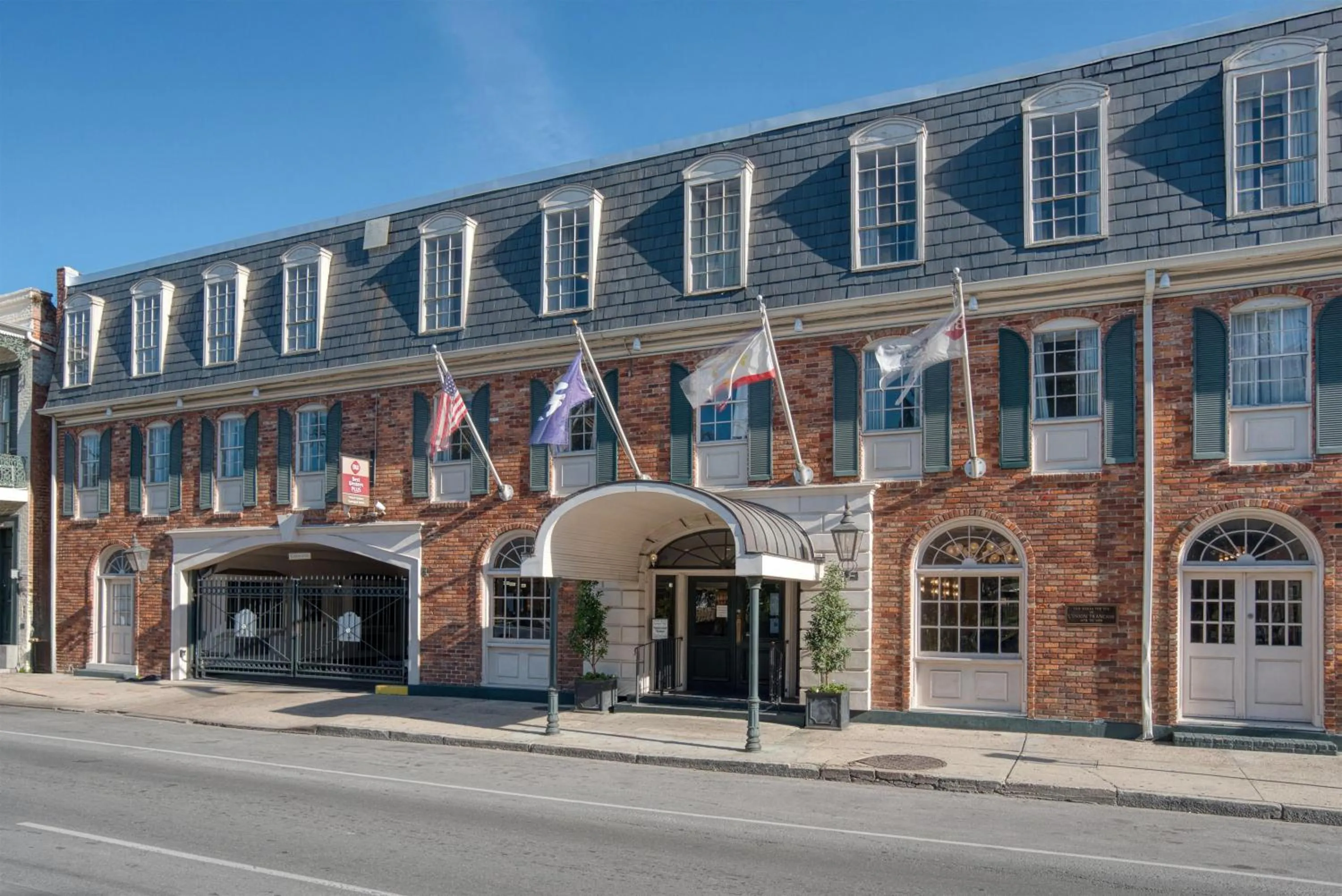 Property building in Best Western Plus French Quarter Courtyard Hotel