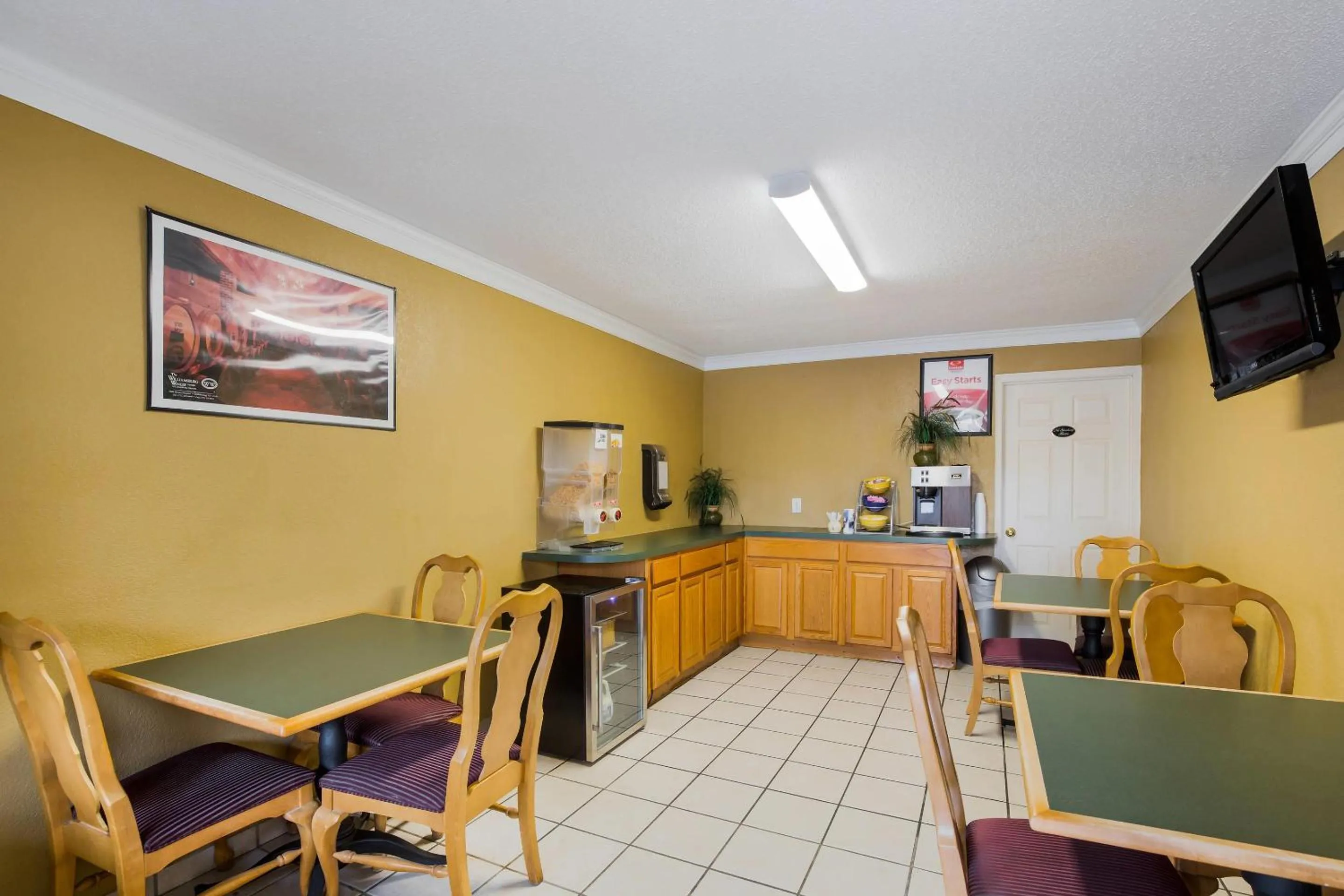 Breakfast in Econo Lodge Williamsburg Historic Area