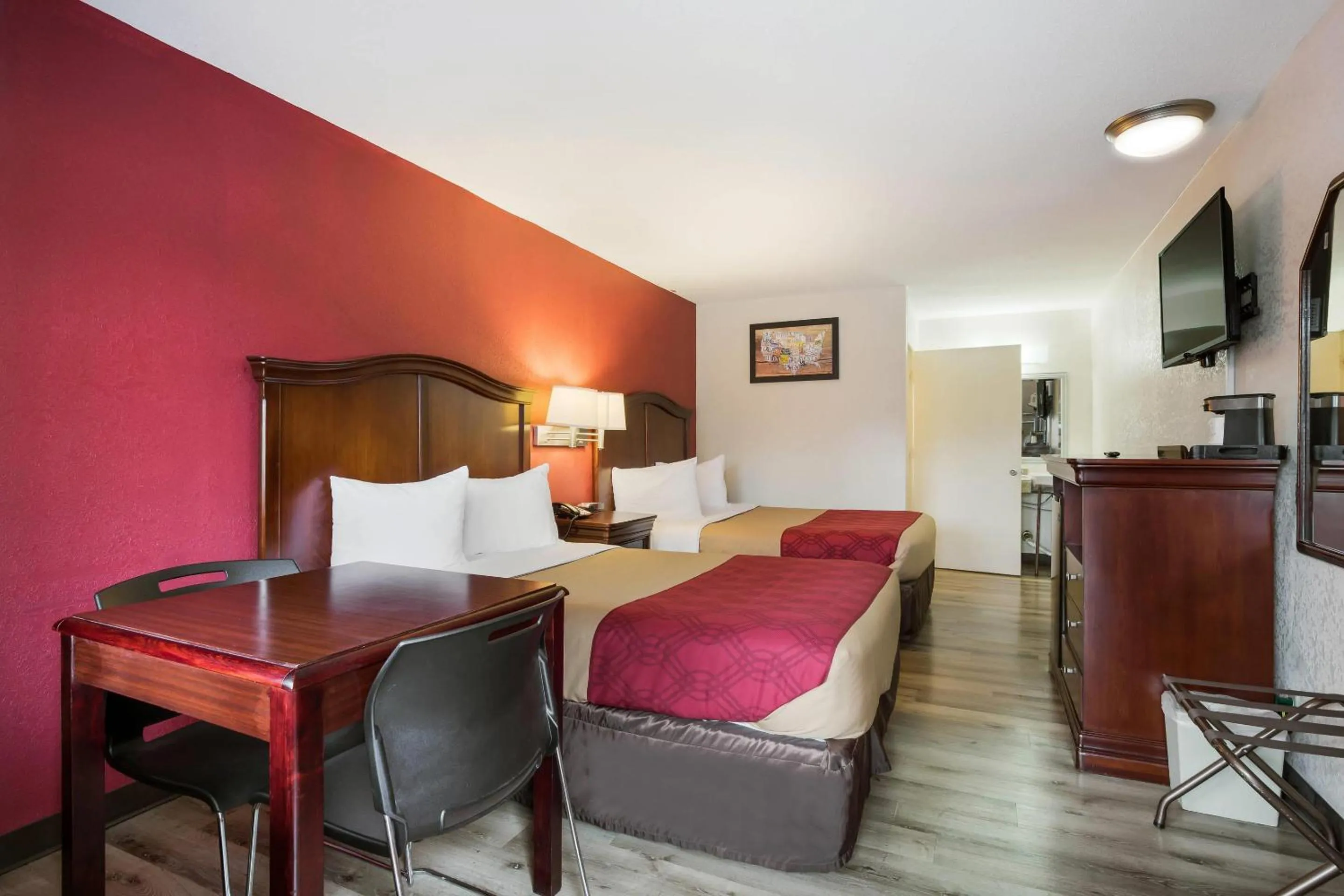 Bedroom, Bed in Econo Lodge Williamsburg Historic Area