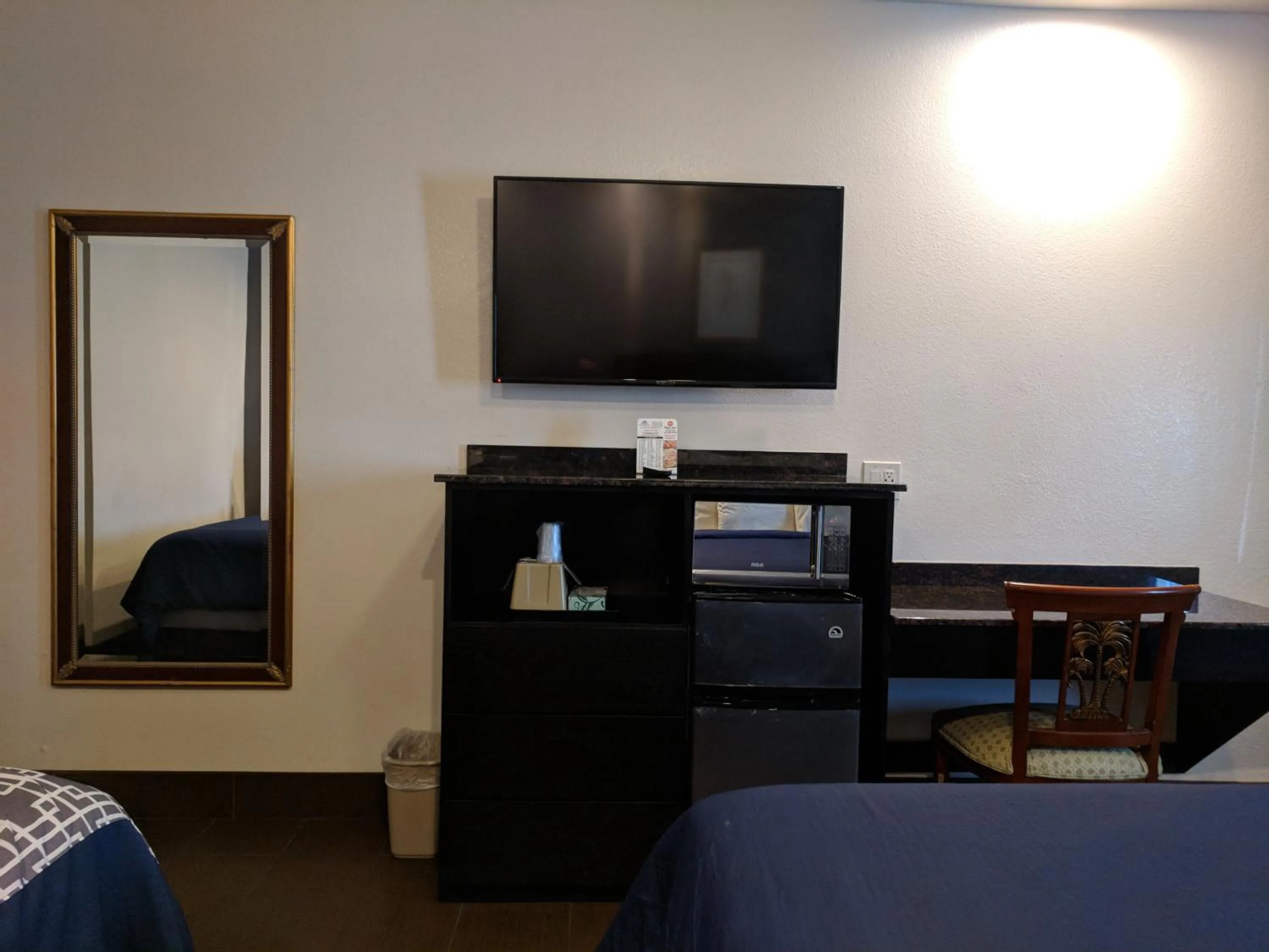 TV and multimedia, Bed in Americas Best Value Inn - Brownsville