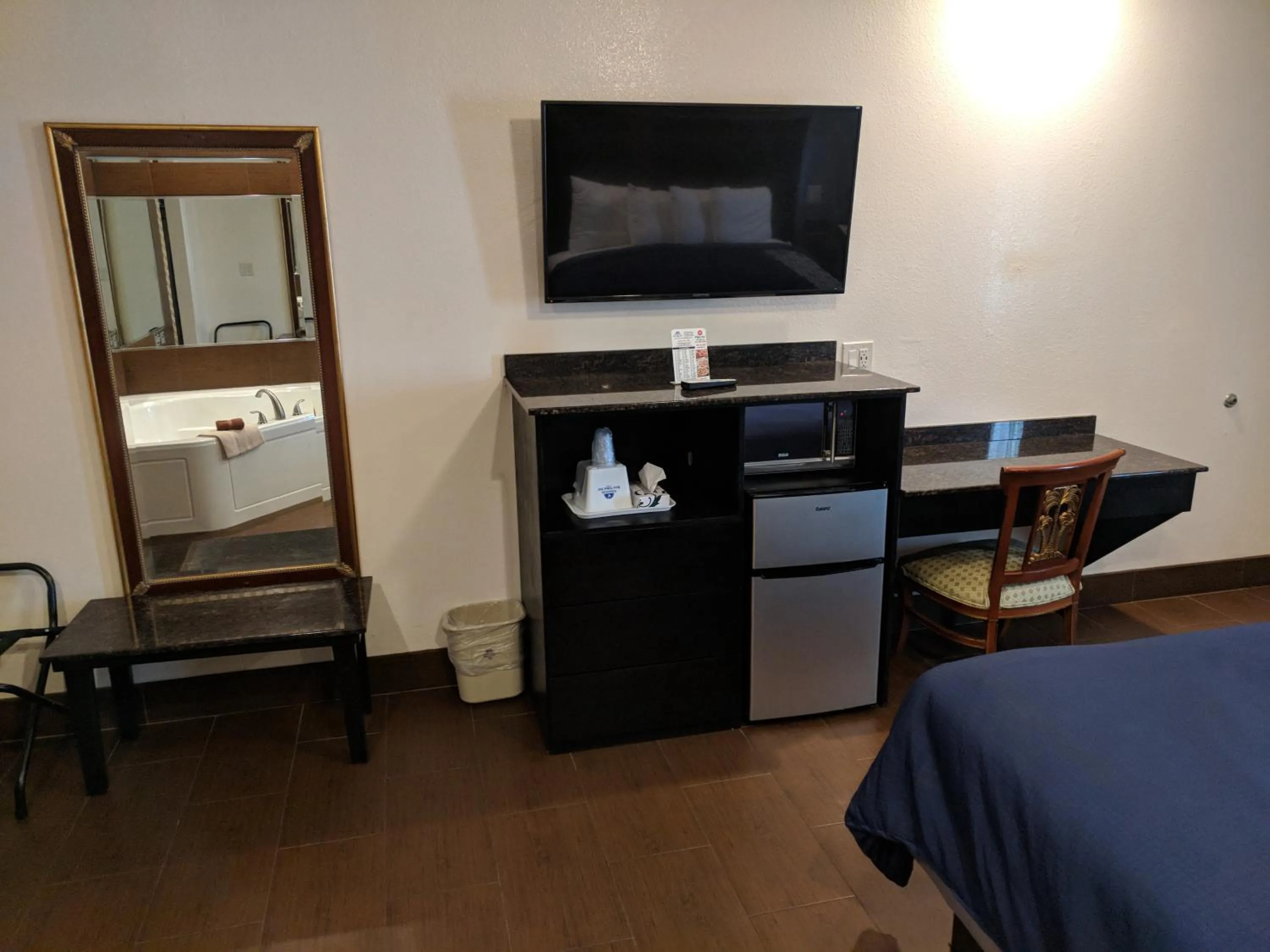 TV and multimedia, Bed in Americas Best Value Inn - Brownsville
