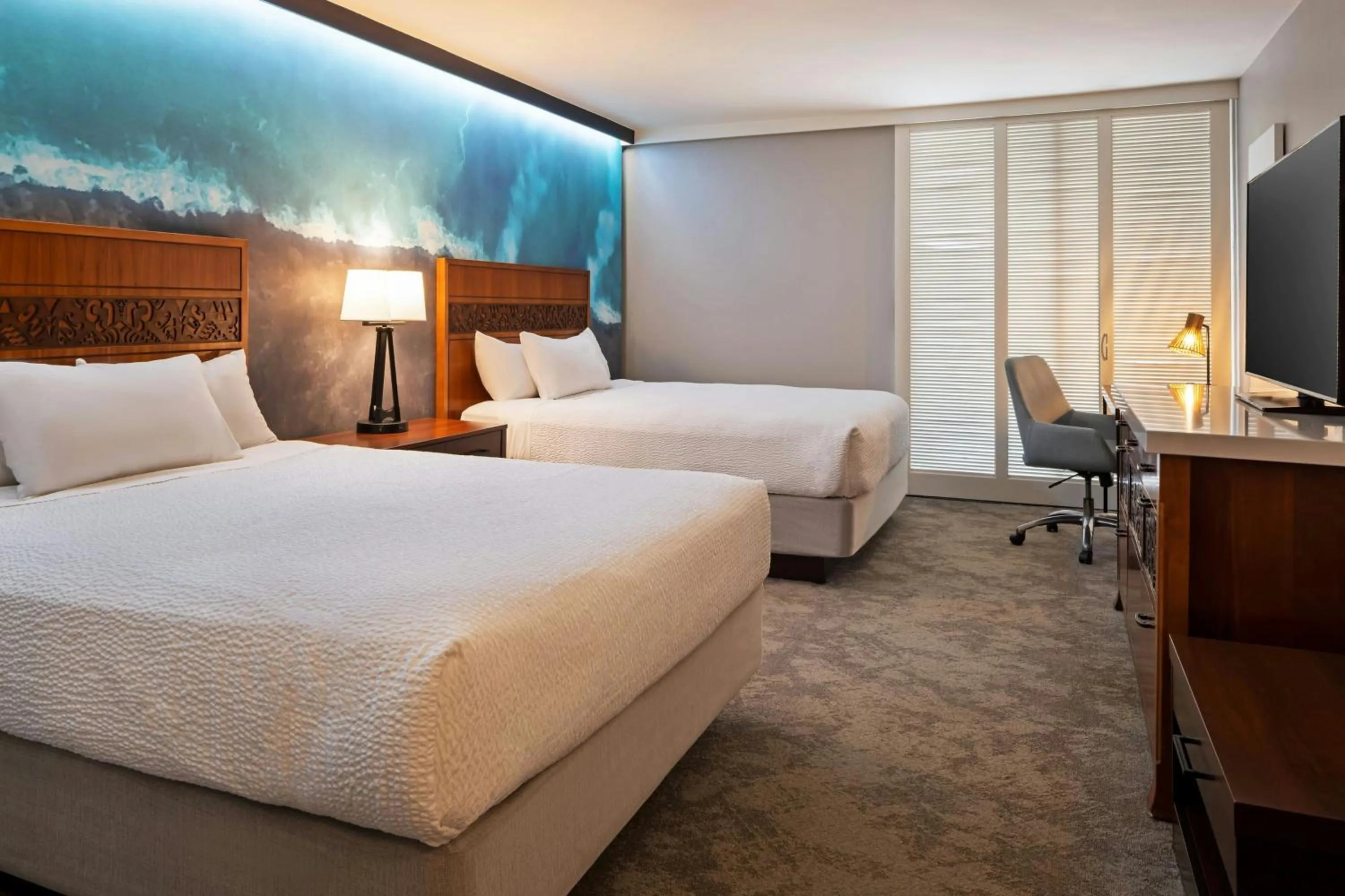 Photo of the whole room, Bed in Courtyard by Marriott King Kamehameha's Kona Beach Hotel