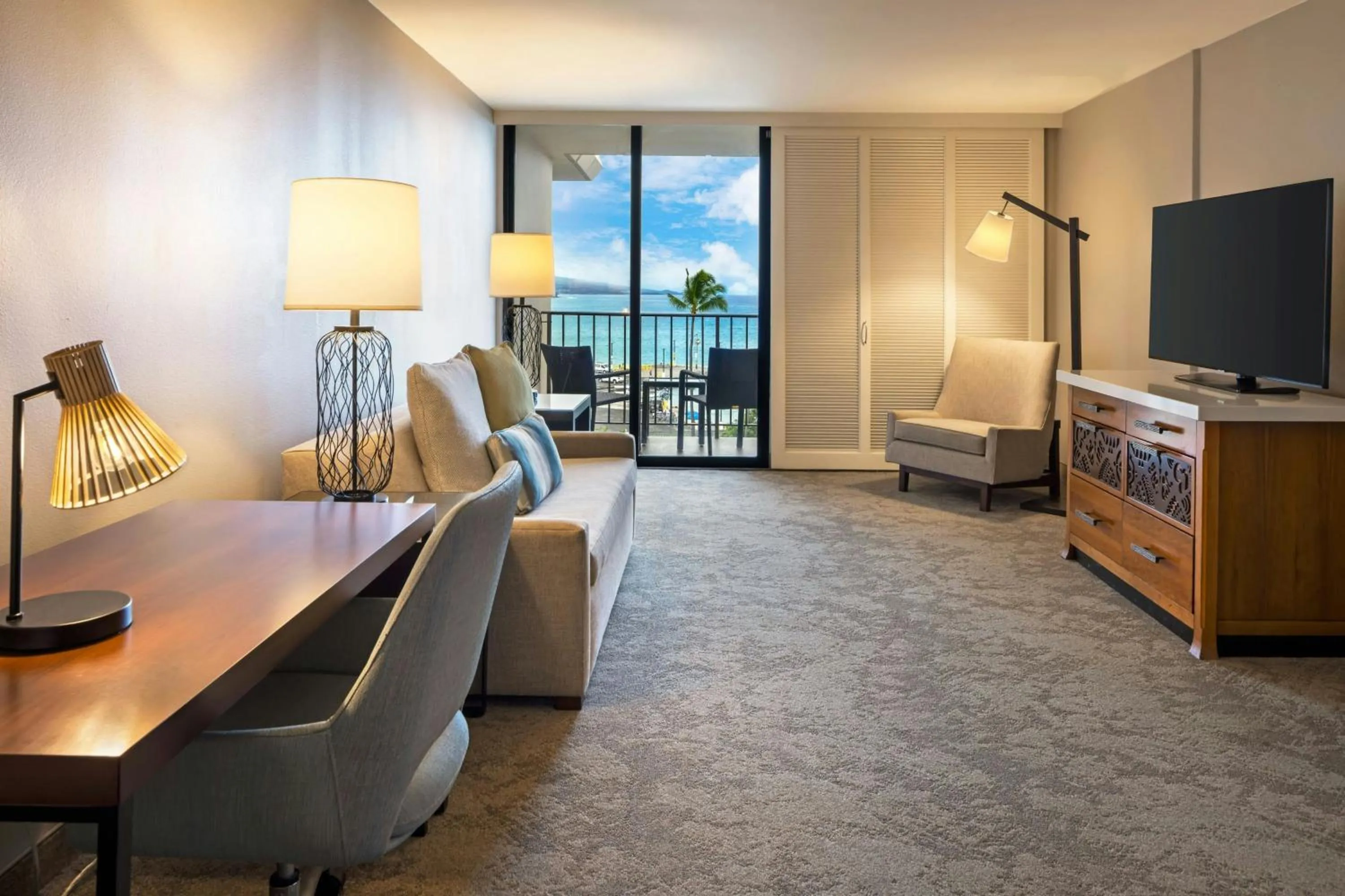 Living room in Courtyard by Marriott King Kamehameha's Kona Beach Hotel