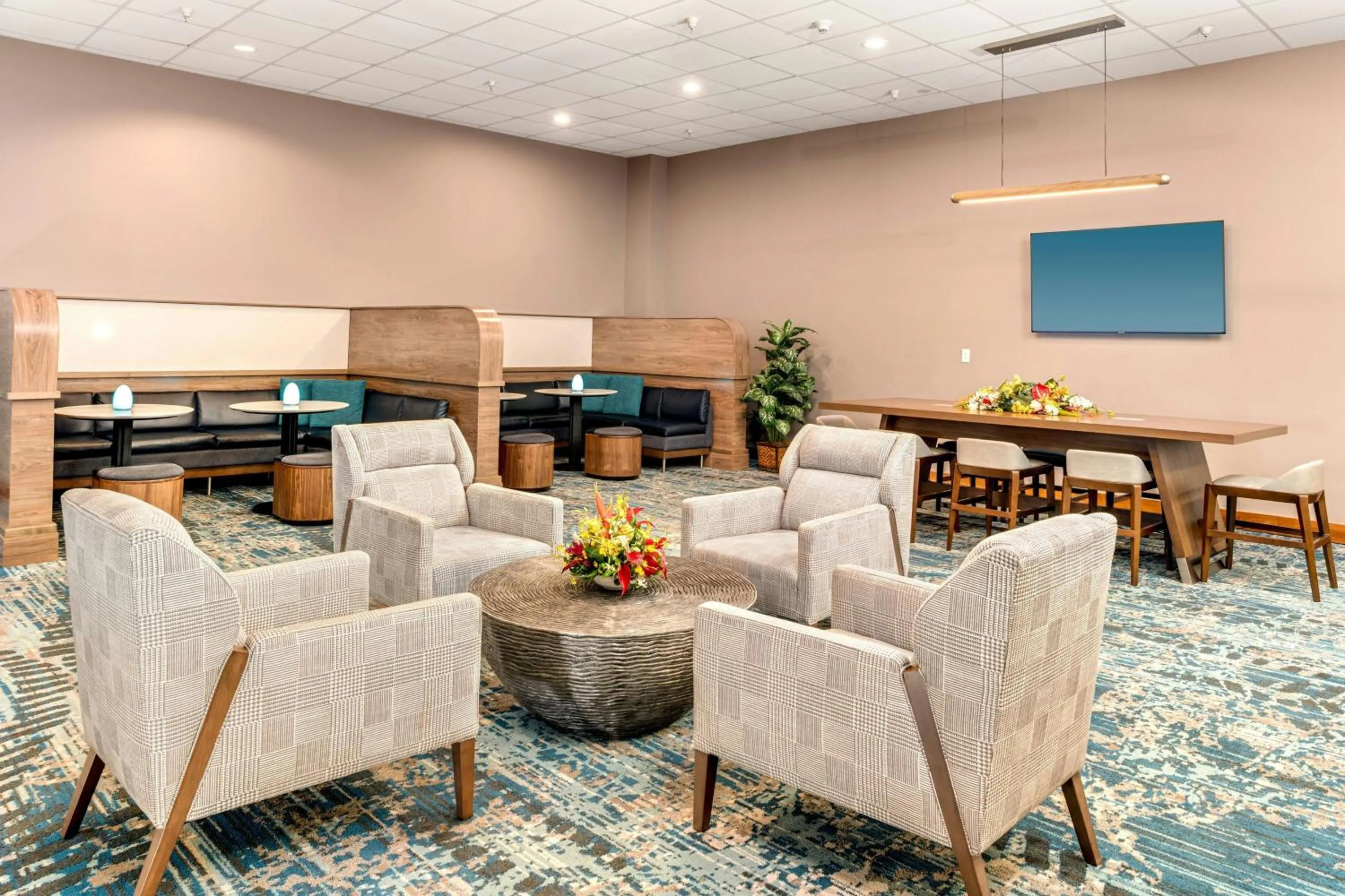 Lounge or bar in Courtyard by Marriott King Kamehameha's Kona Beach Hotel