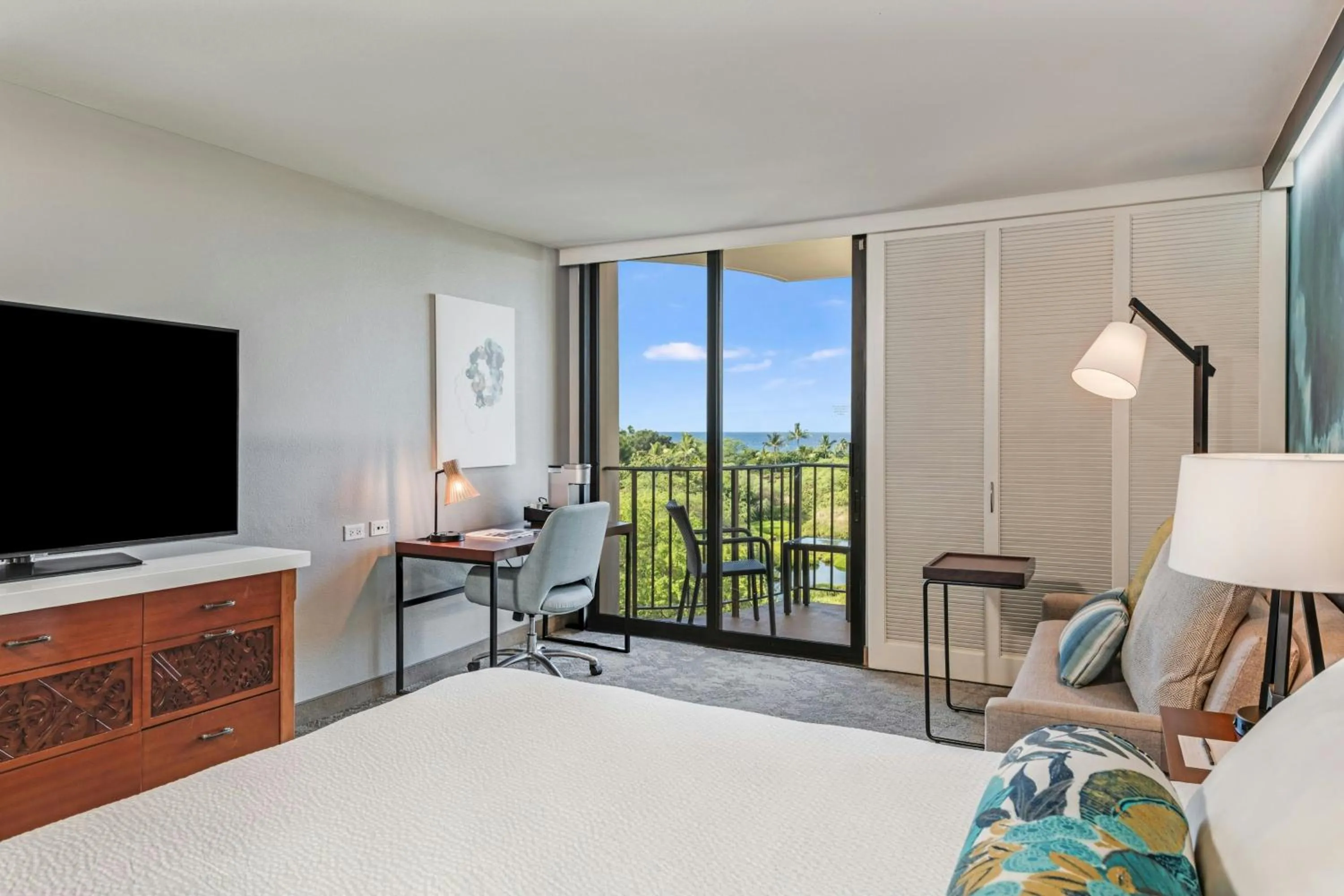 Photo of the whole room, Bed in Courtyard by Marriott King Kamehameha's Kona Beach Hotel