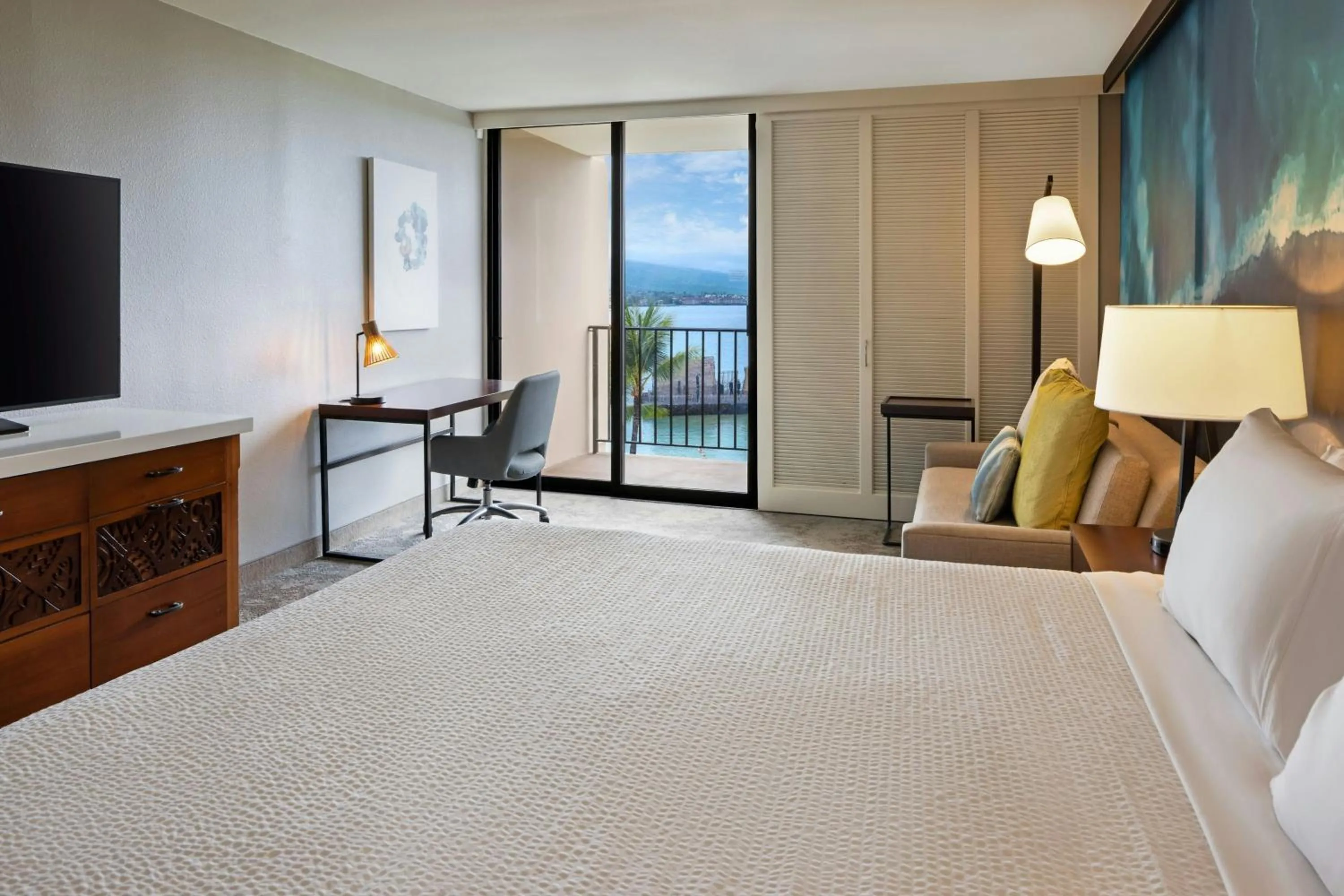 Photo of the whole room, Bed in Courtyard by Marriott King Kamehameha's Kona Beach Hotel