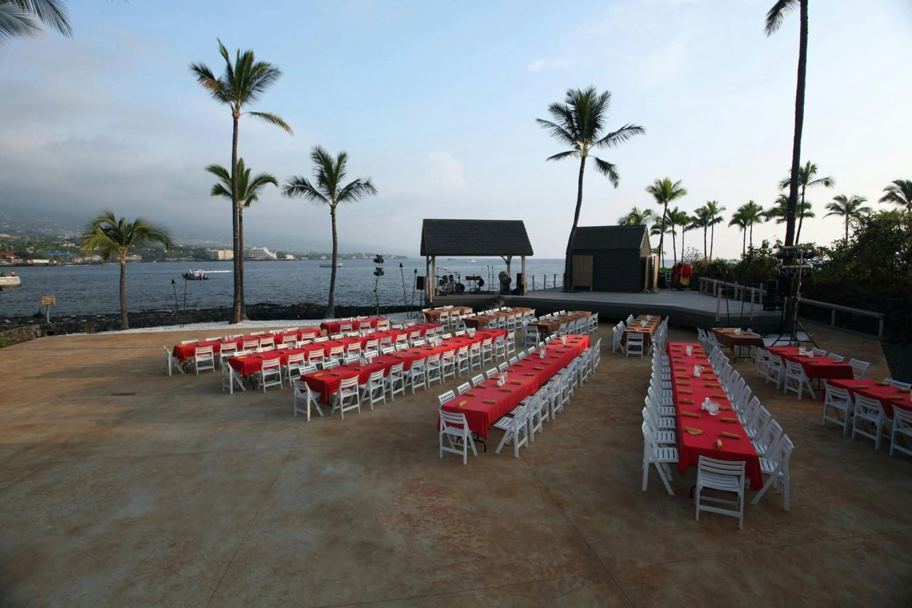 Restaurant/places to eat in Courtyard by Marriott King Kamehameha's Kona Beach Hotel