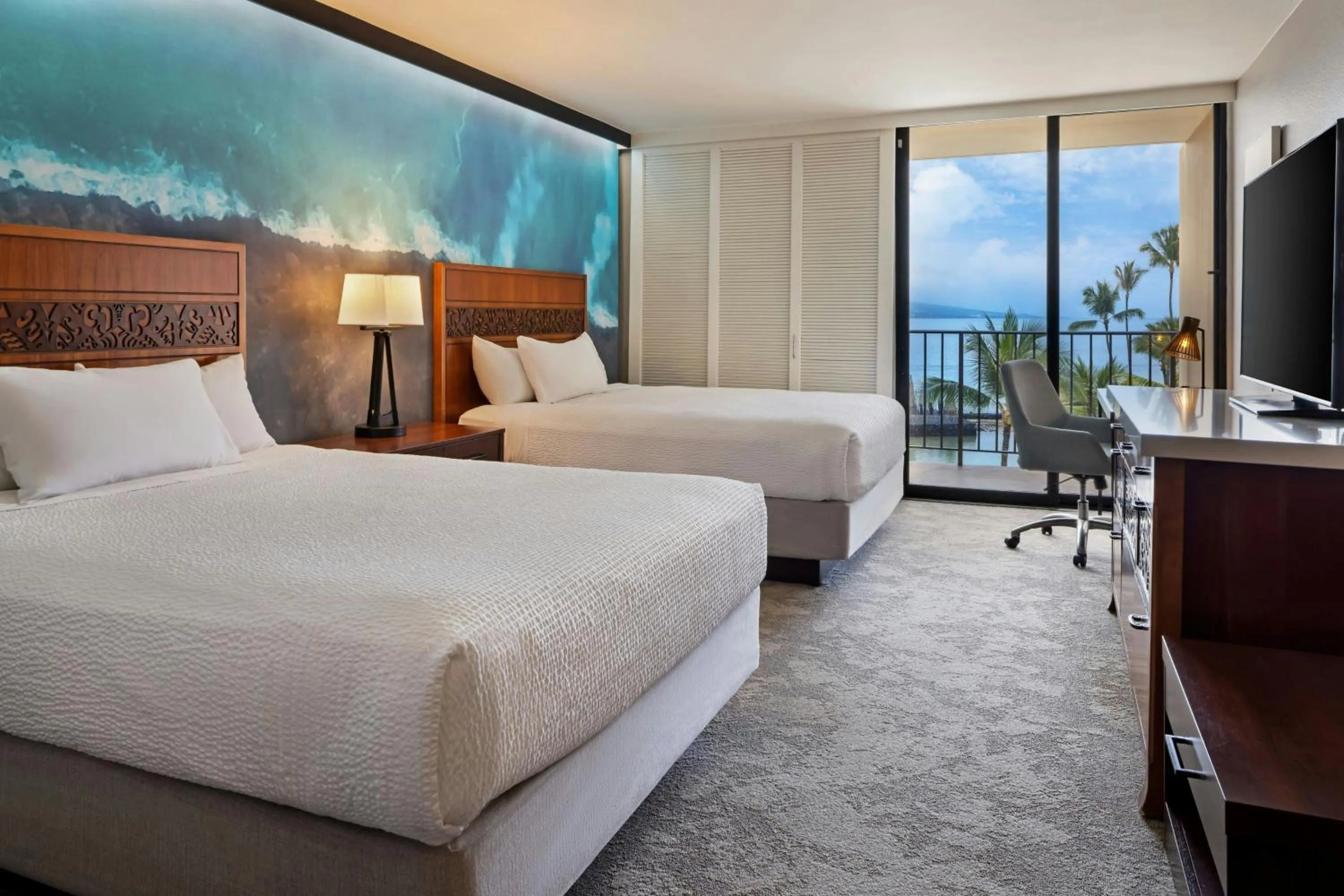 Photo of the whole room, Bed in Courtyard by Marriott King Kamehameha's Kona Beach Hotel