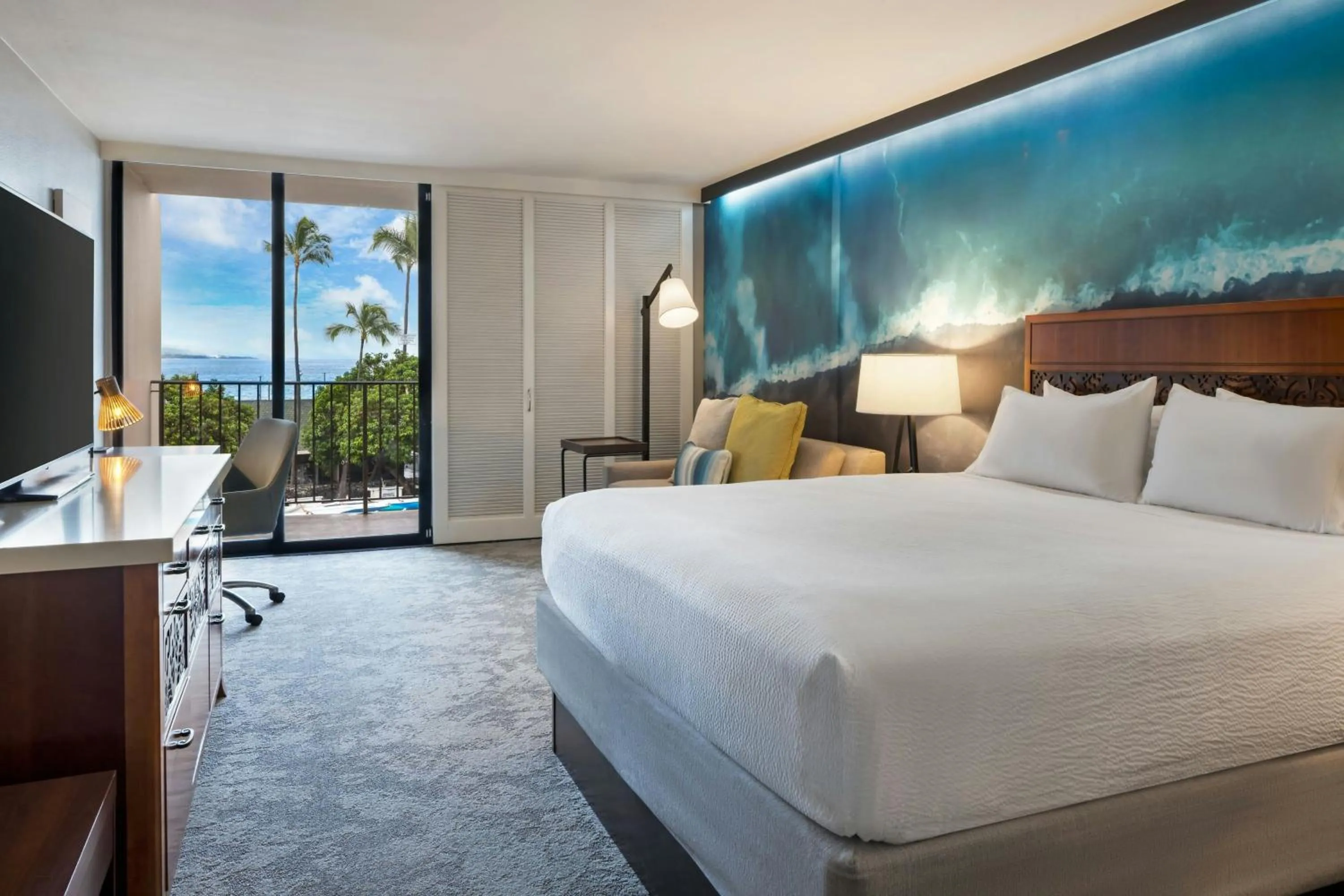 Photo of the whole room, Bed in Courtyard by Marriott King Kamehameha's Kona Beach Hotel