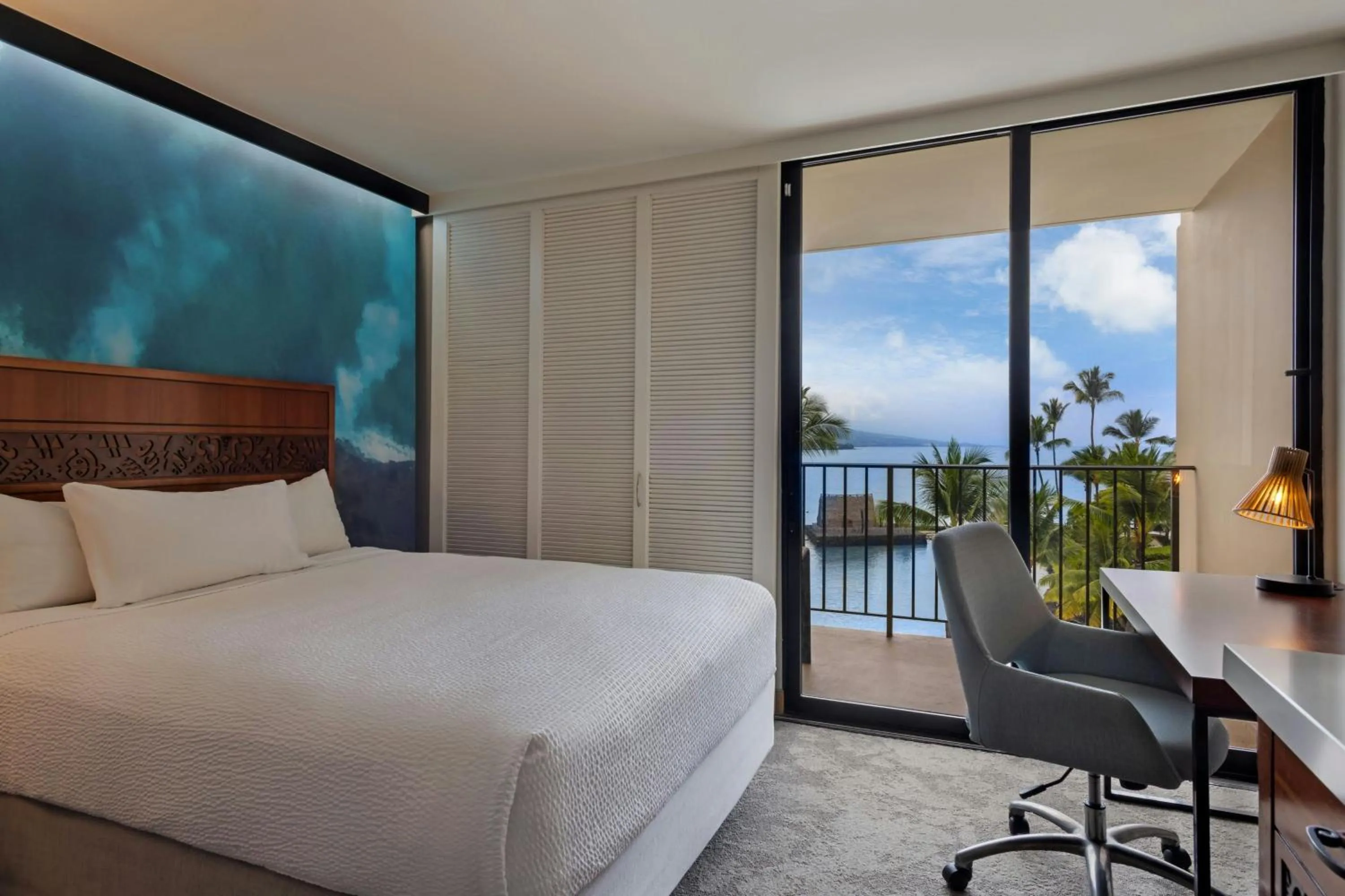 Photo of the whole room, Bed in Courtyard by Marriott King Kamehameha's Kona Beach Hotel