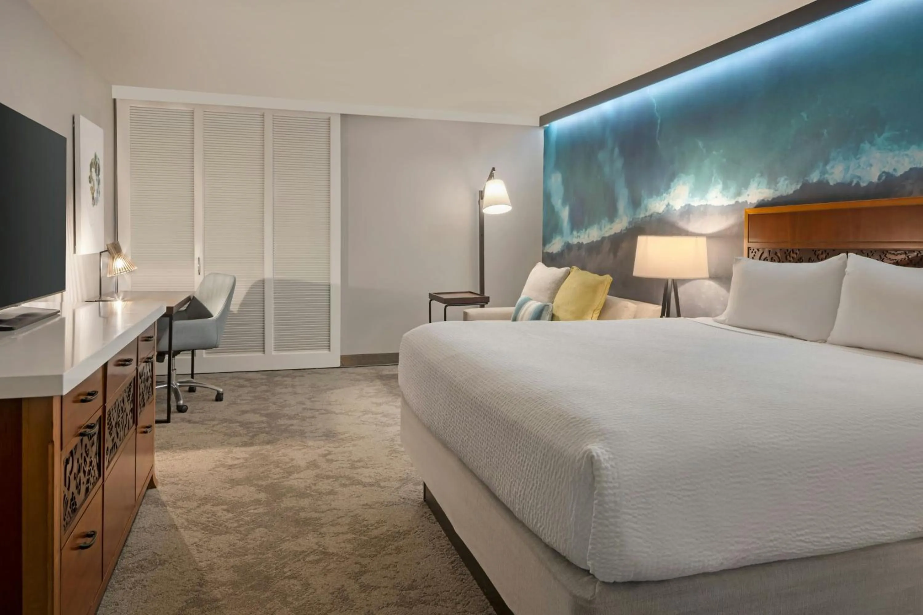 Photo of the whole room, Bed in Courtyard by Marriott King Kamehameha's Kona Beach Hotel