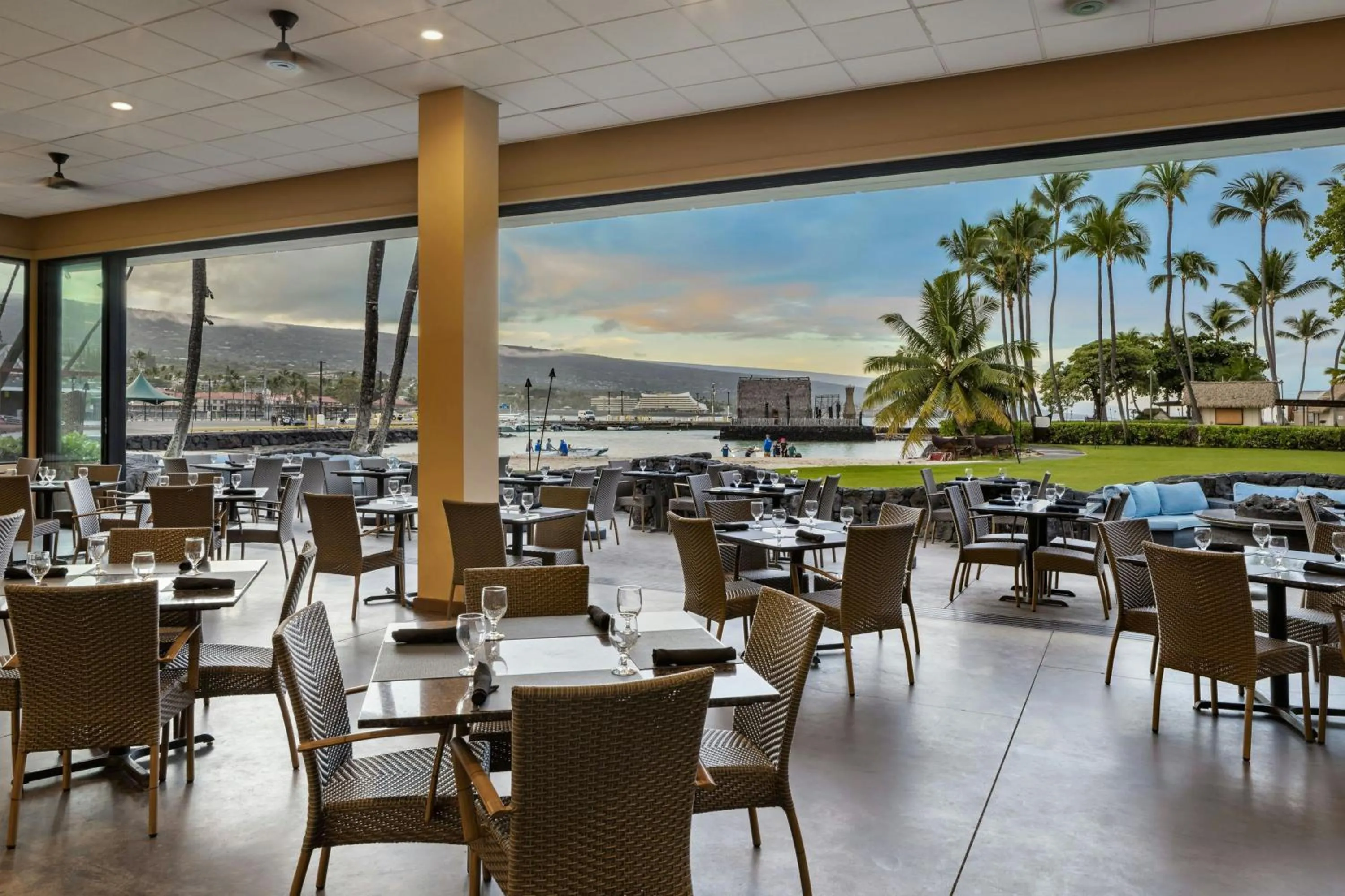 Beach in Courtyard by Marriott King Kamehameha's Kona Beach Hotel