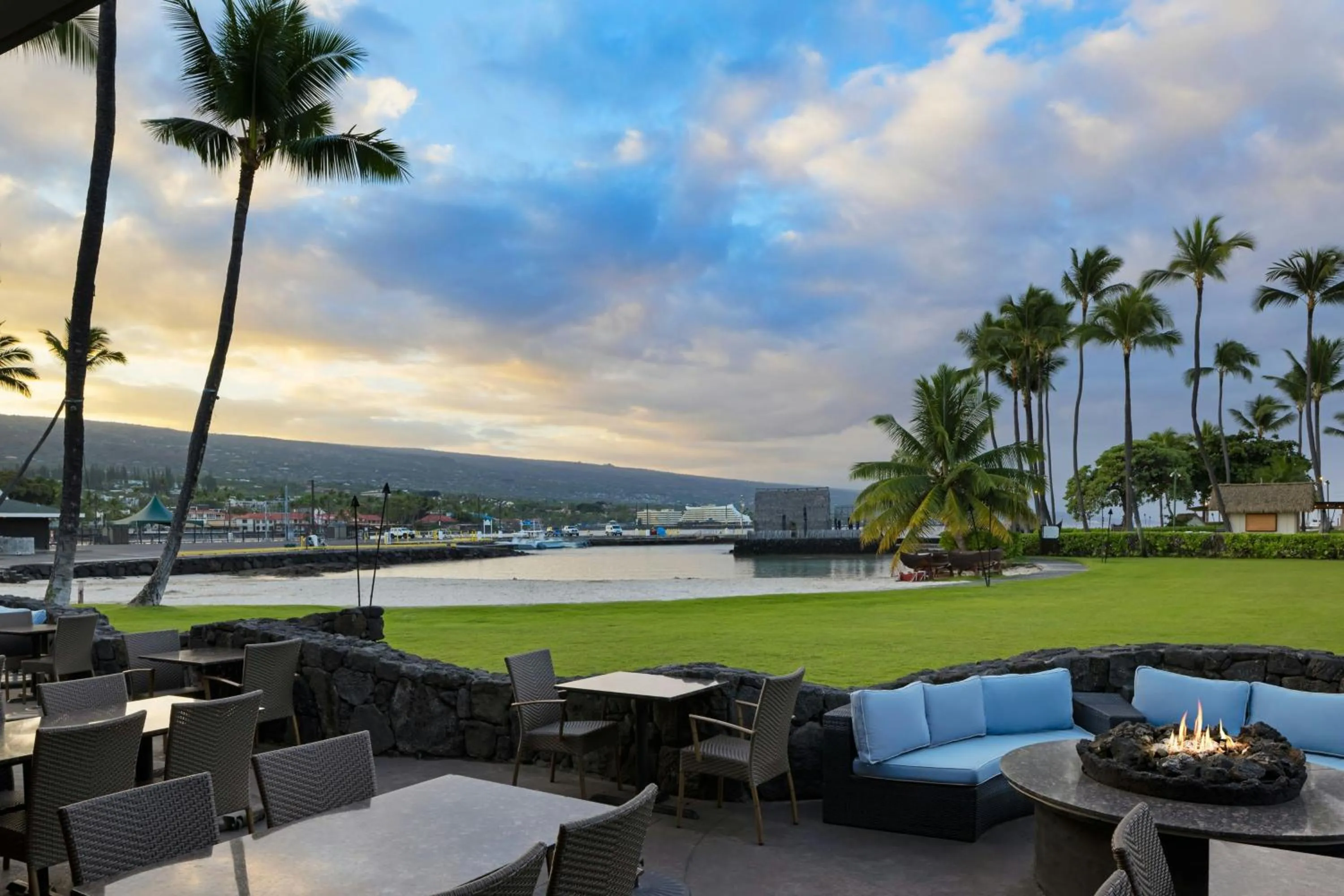 Beach in Courtyard by Marriott King Kamehameha's Kona Beach Hotel