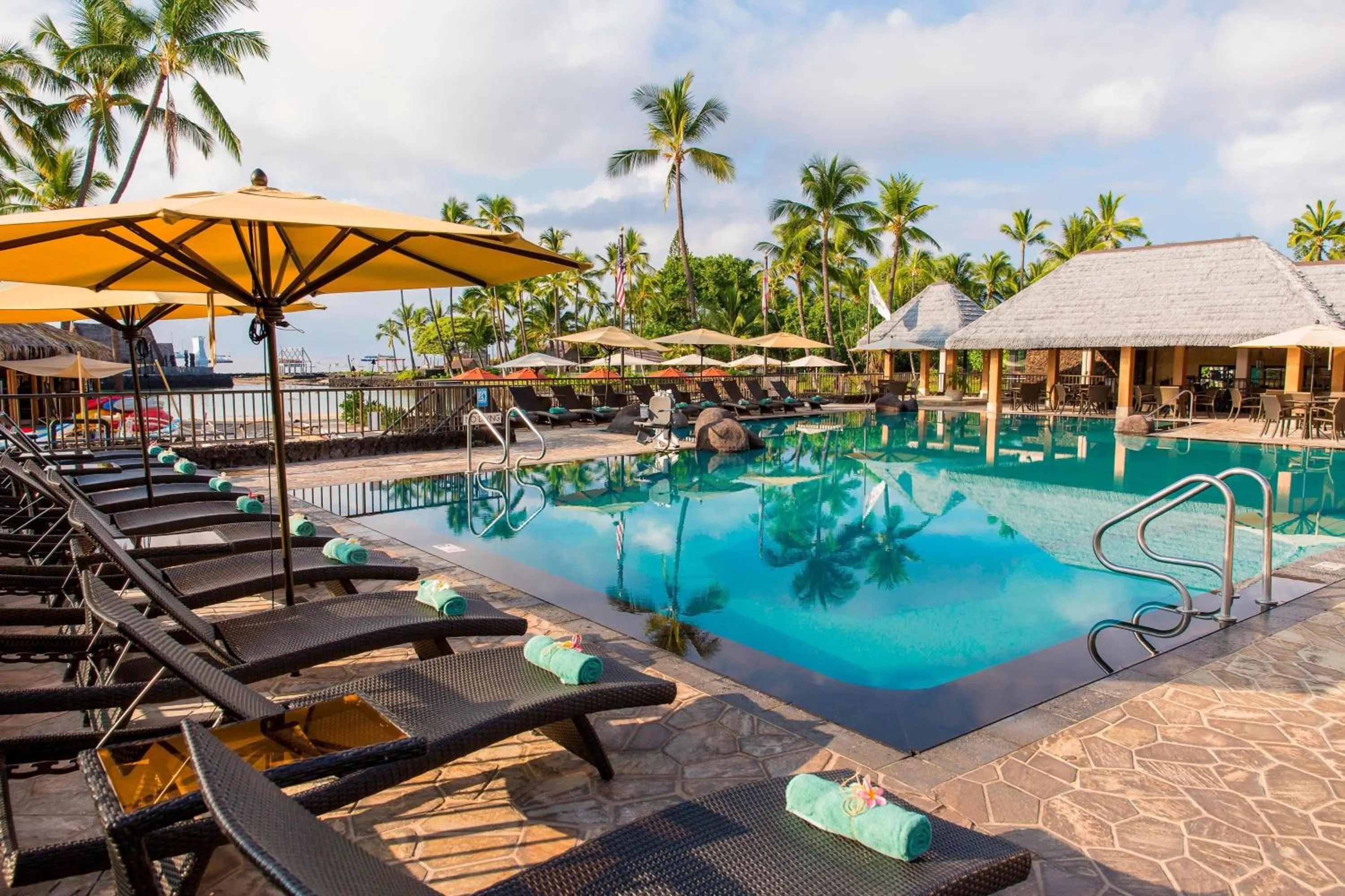 Swimming pool in Courtyard by Marriott King Kamehameha's Kona Beach Hotel