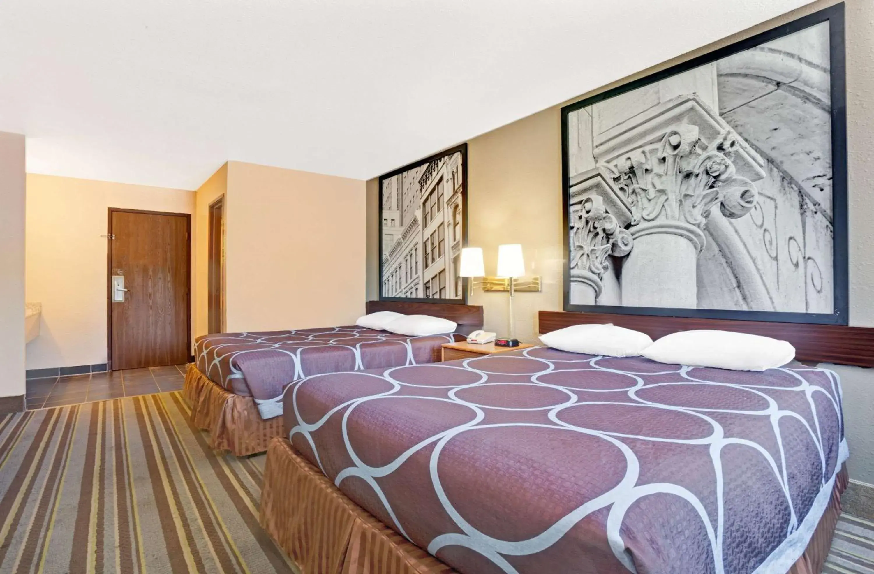 Photo of the whole room, Bed in Super 8 by Wyndham Louisville Airport