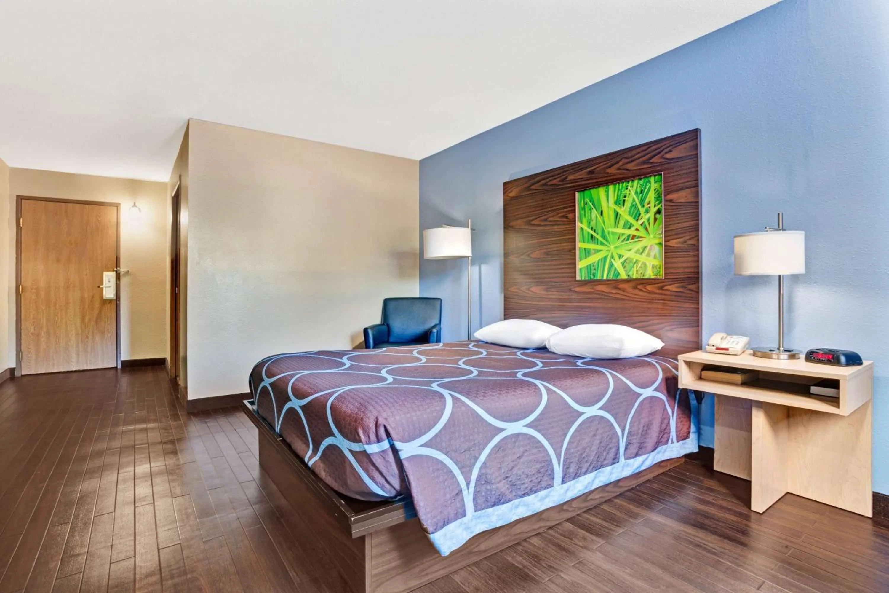 Photo of the whole room, Bed in Super 8 by Wyndham Louisville Airport