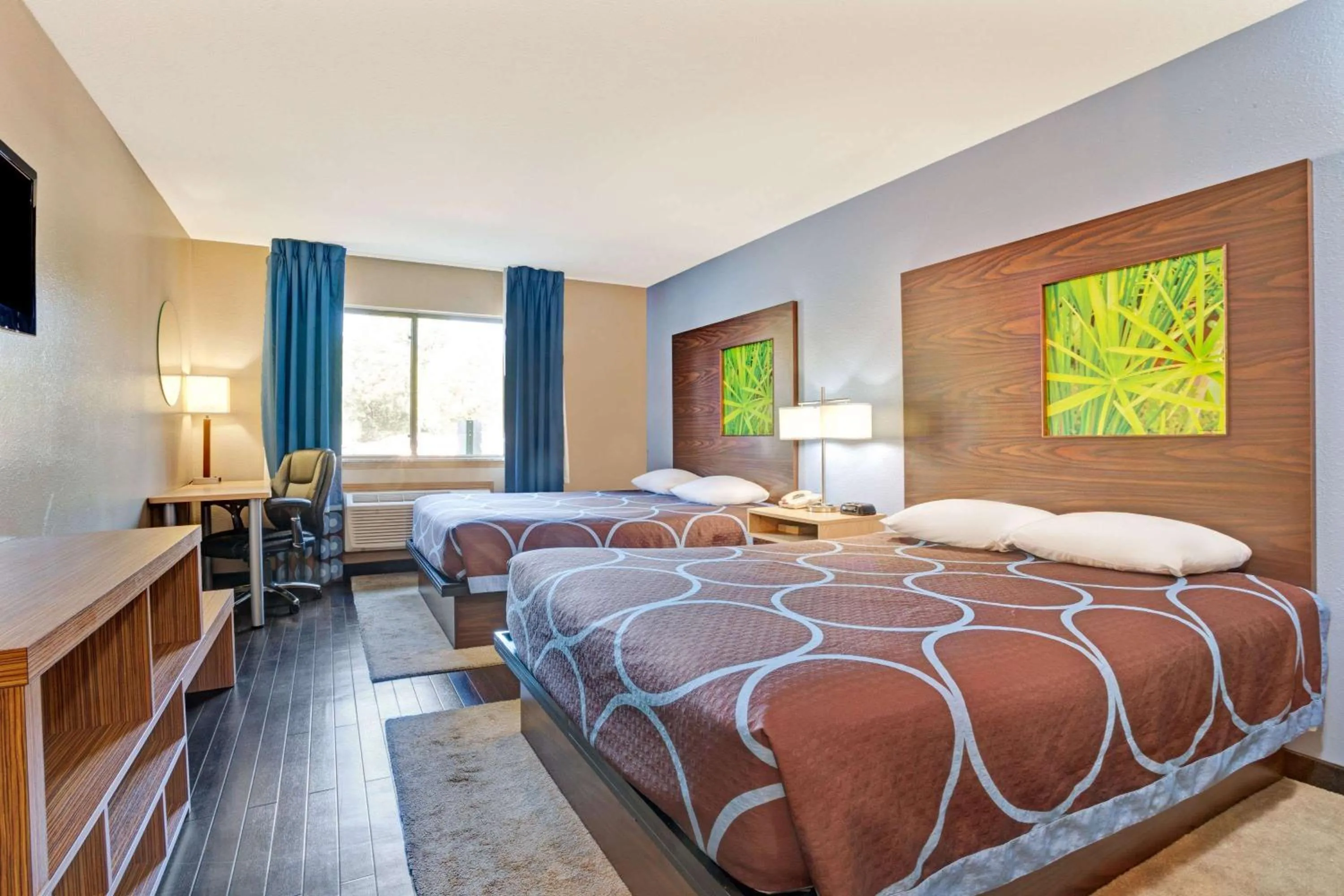 Photo of the whole room, Bed in Super 8 by Wyndham Louisville Airport