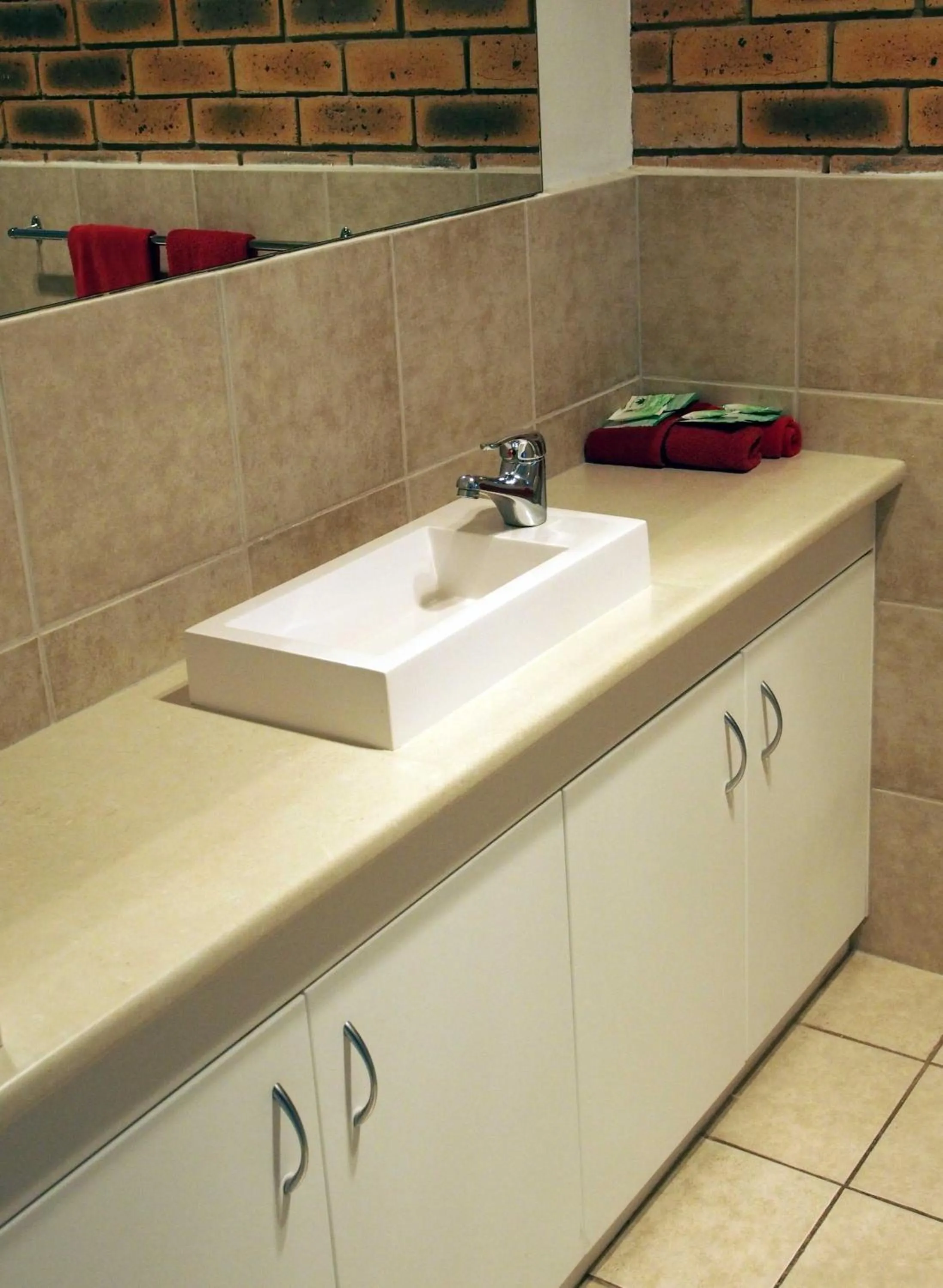 Bathroom in Sandhurst Motor Inn Bendigo